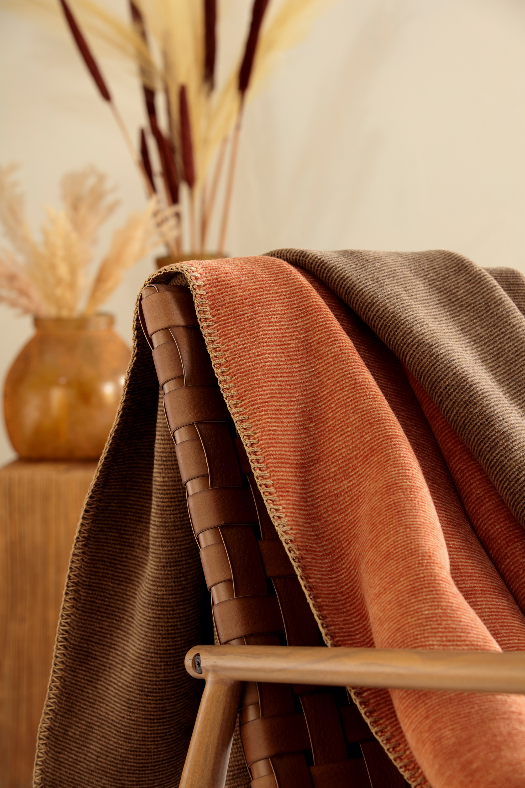 Wohn- und Kuscheldecke "Duo Cotton Melange" Wohndecke Rust-Brown Milieubild Hochformat