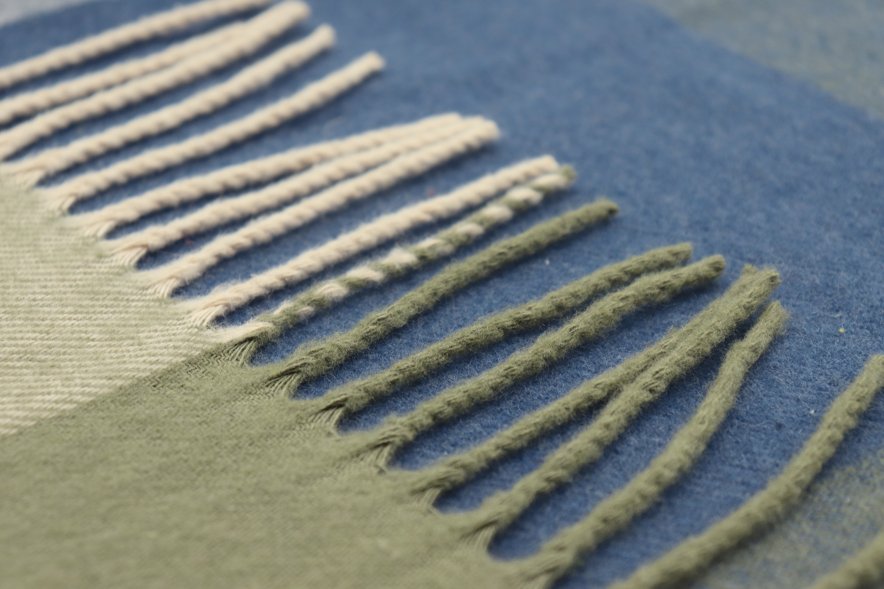 grün - blau kariertes Fransenplaid "Check Green" aus Baumwollmischung - Detailaufnahme Fransen