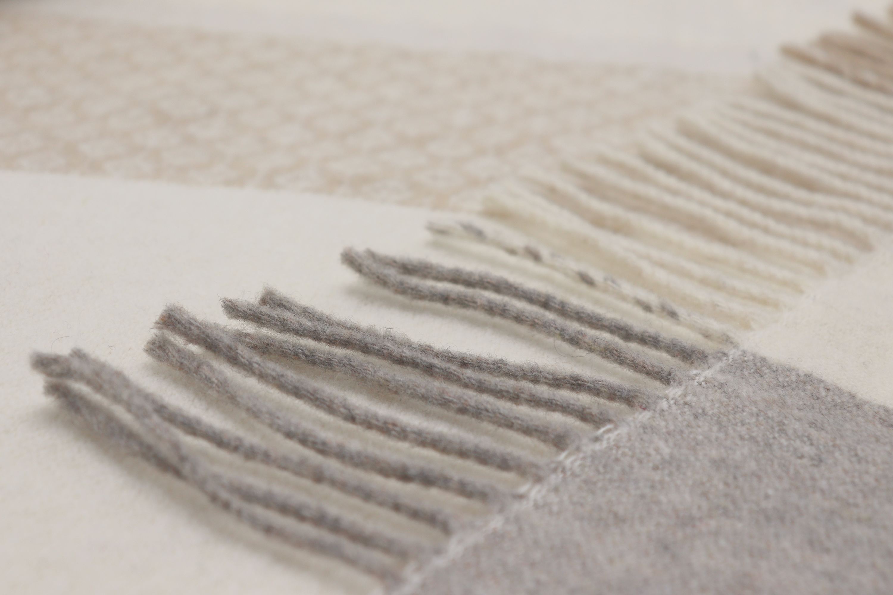 Fransenplaid Light Lines Nahaufnahme Fransen Einfassung