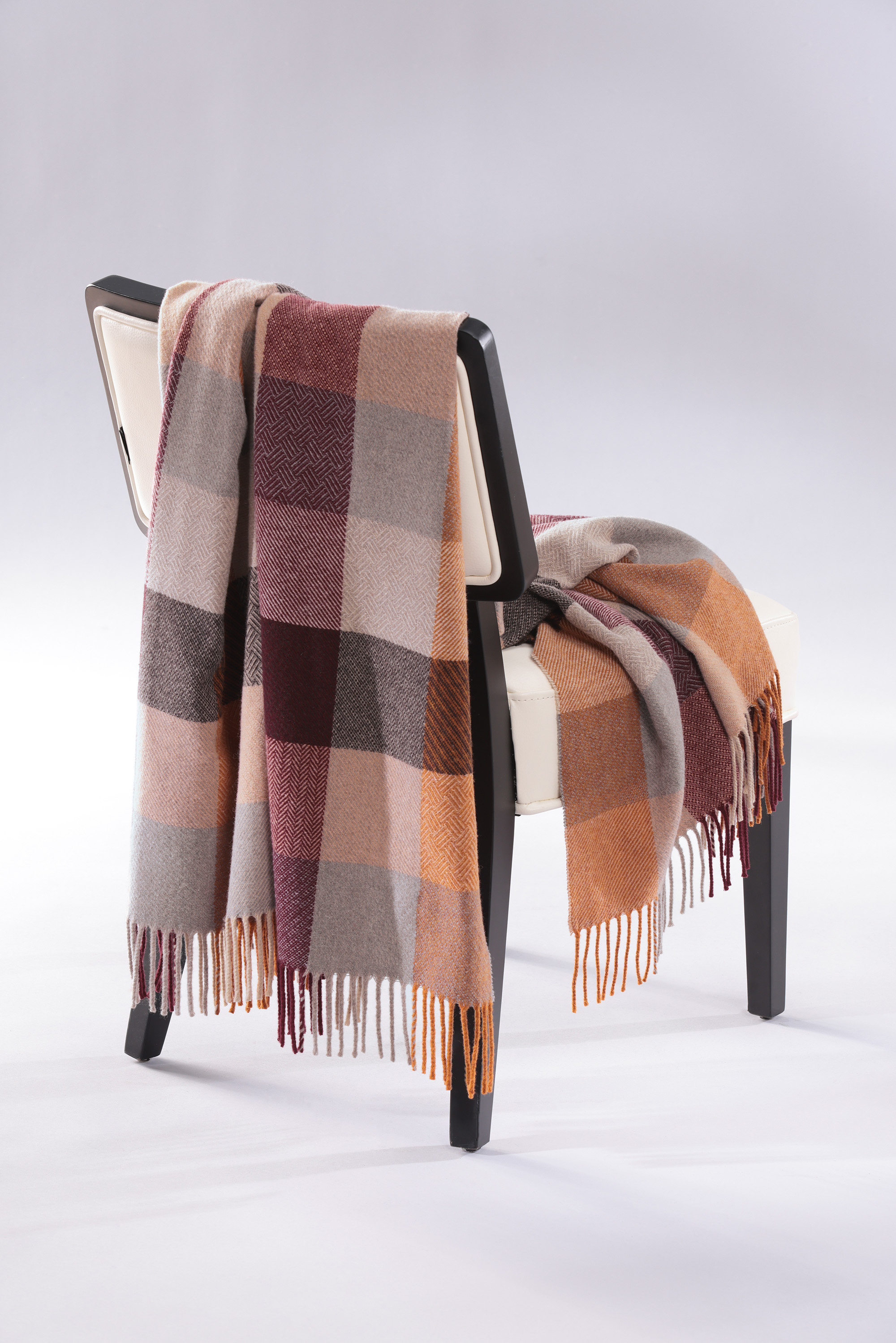 Fransenplaid Sienna Shades auf Stuhl gelegt