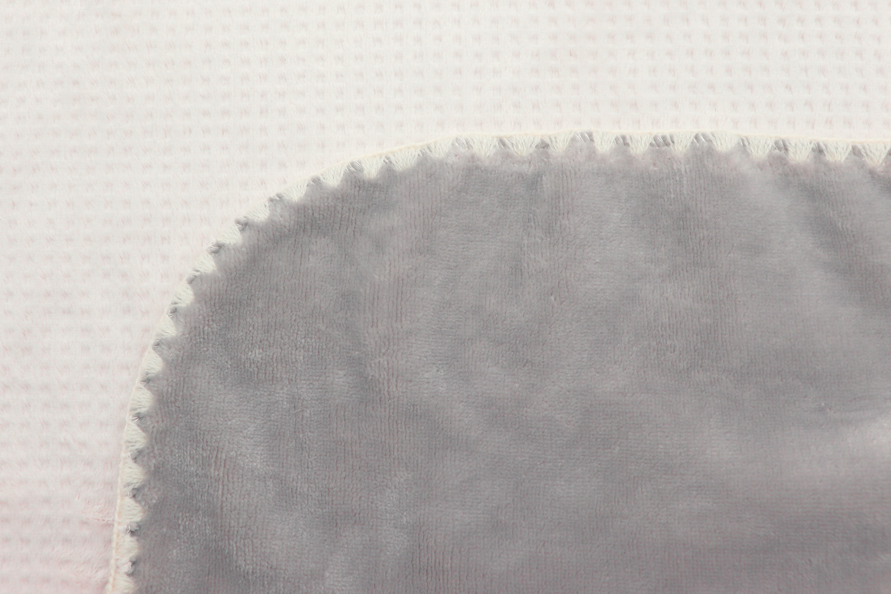 Wohdecke Soft & Cosy grey Nahaufnahme Muschelsaum