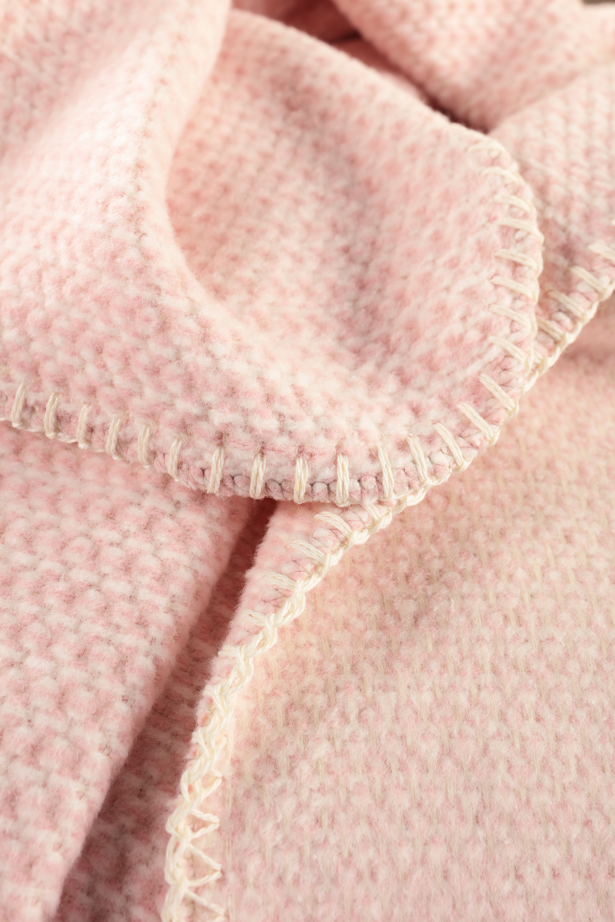 Babydecke Cotton green mit Strukturmuster rose Nahaufnahme