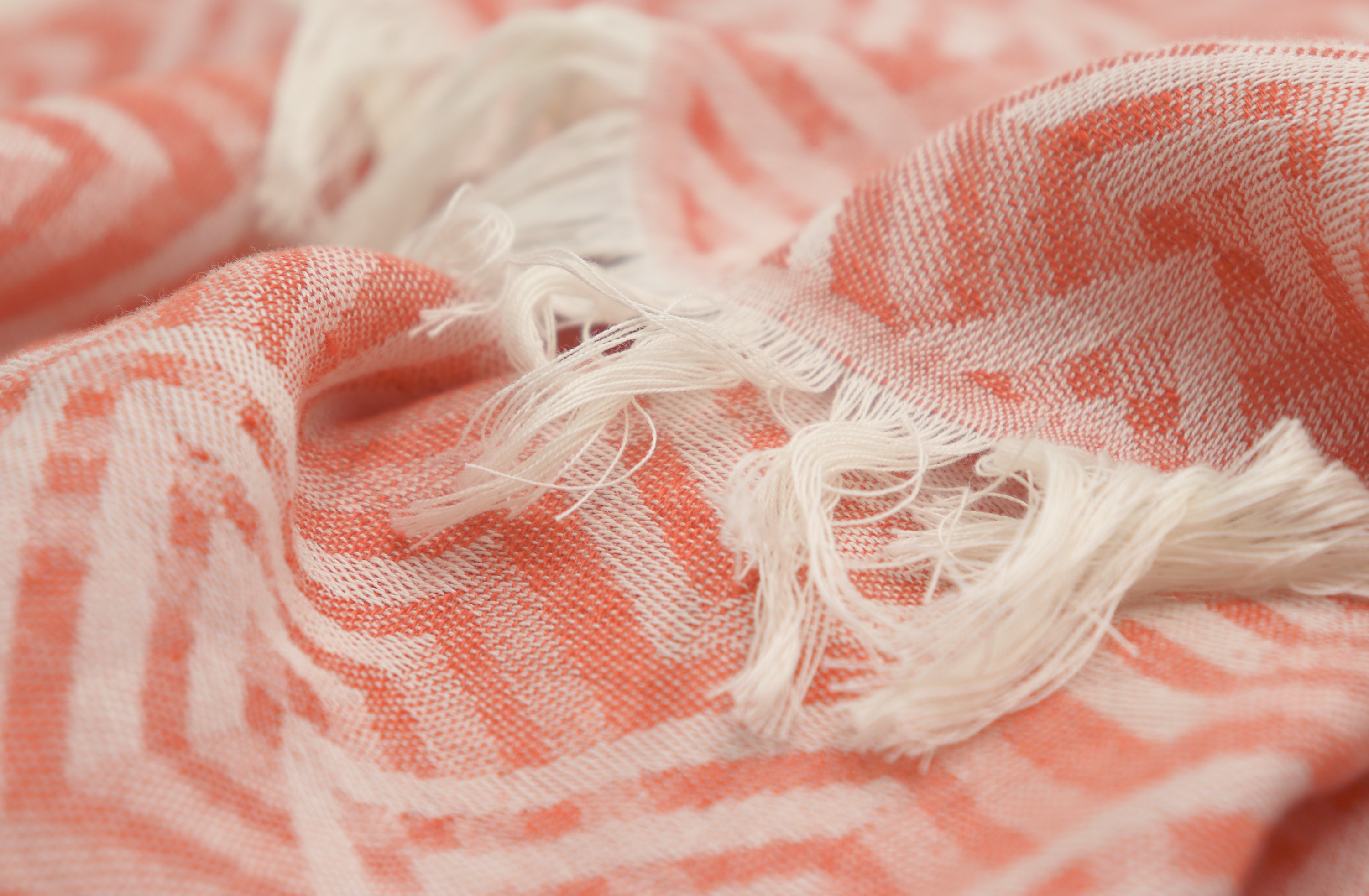 Fransenplaid Cameo coral Nahaufnahme