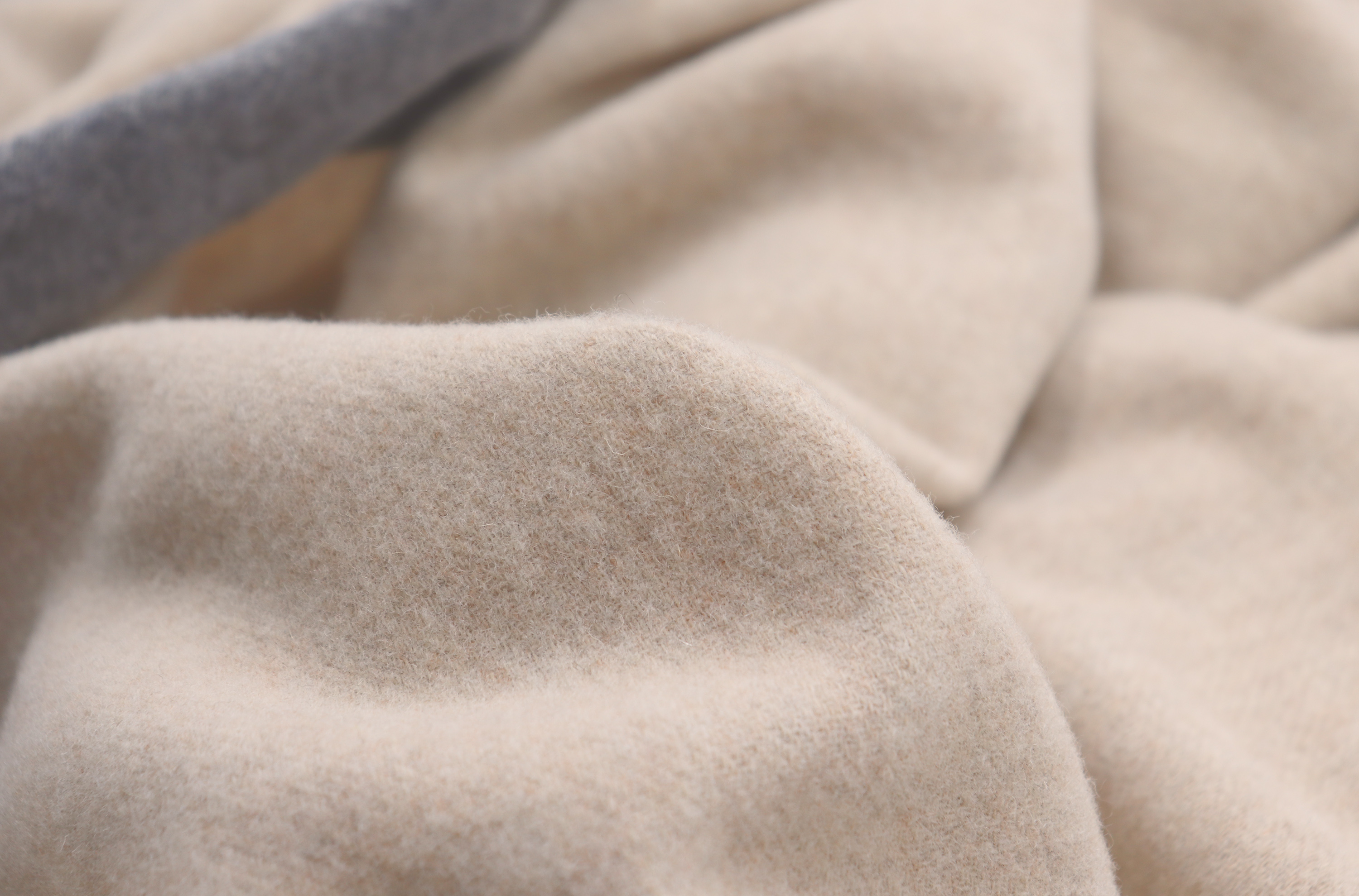 Wohndecke aus recycelter Wolle "Prado" Wolldecke Prado sand Nahaufnahme Flor