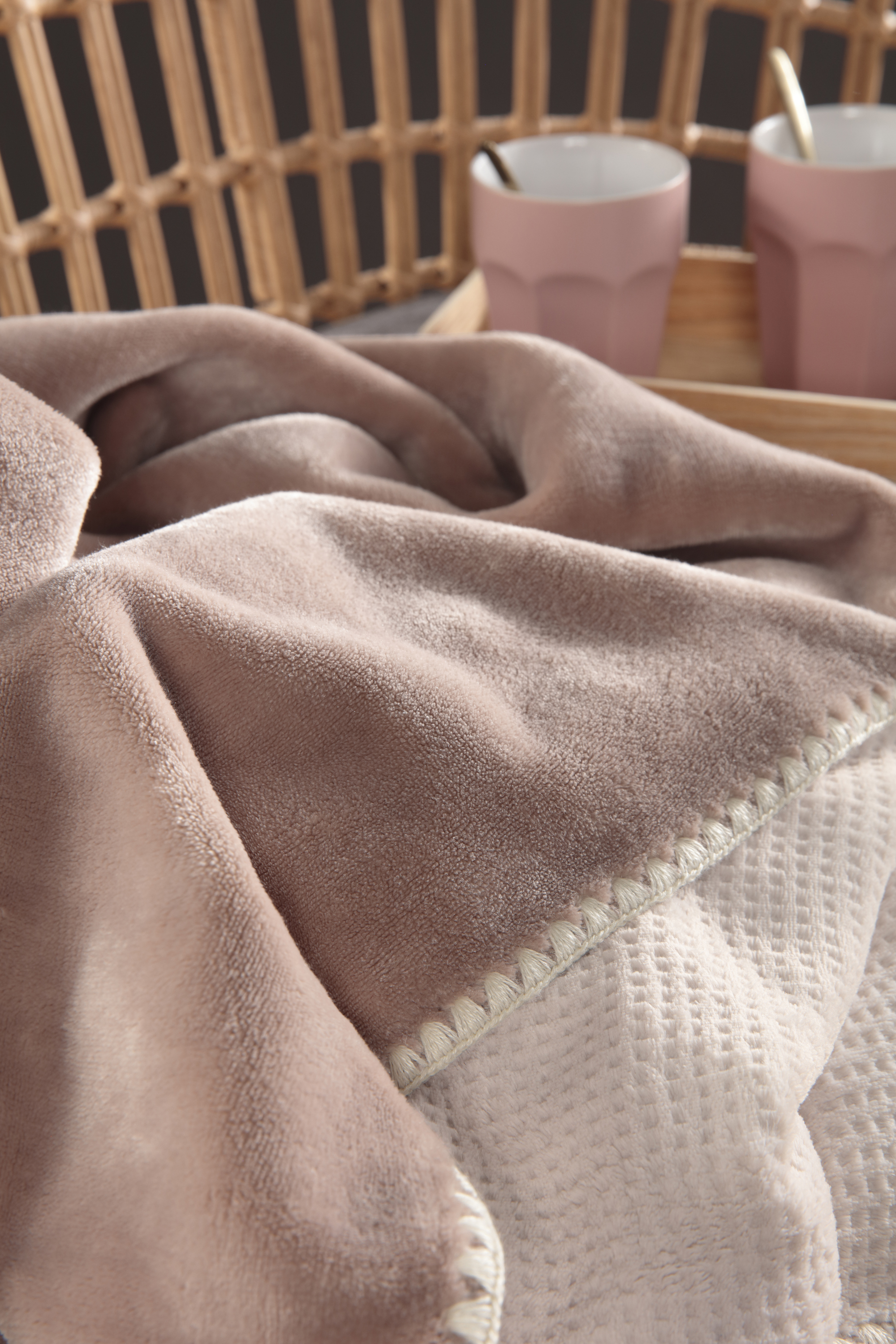 Wohndecke Soft & Cosy Woodrose Milieubild Hochformat