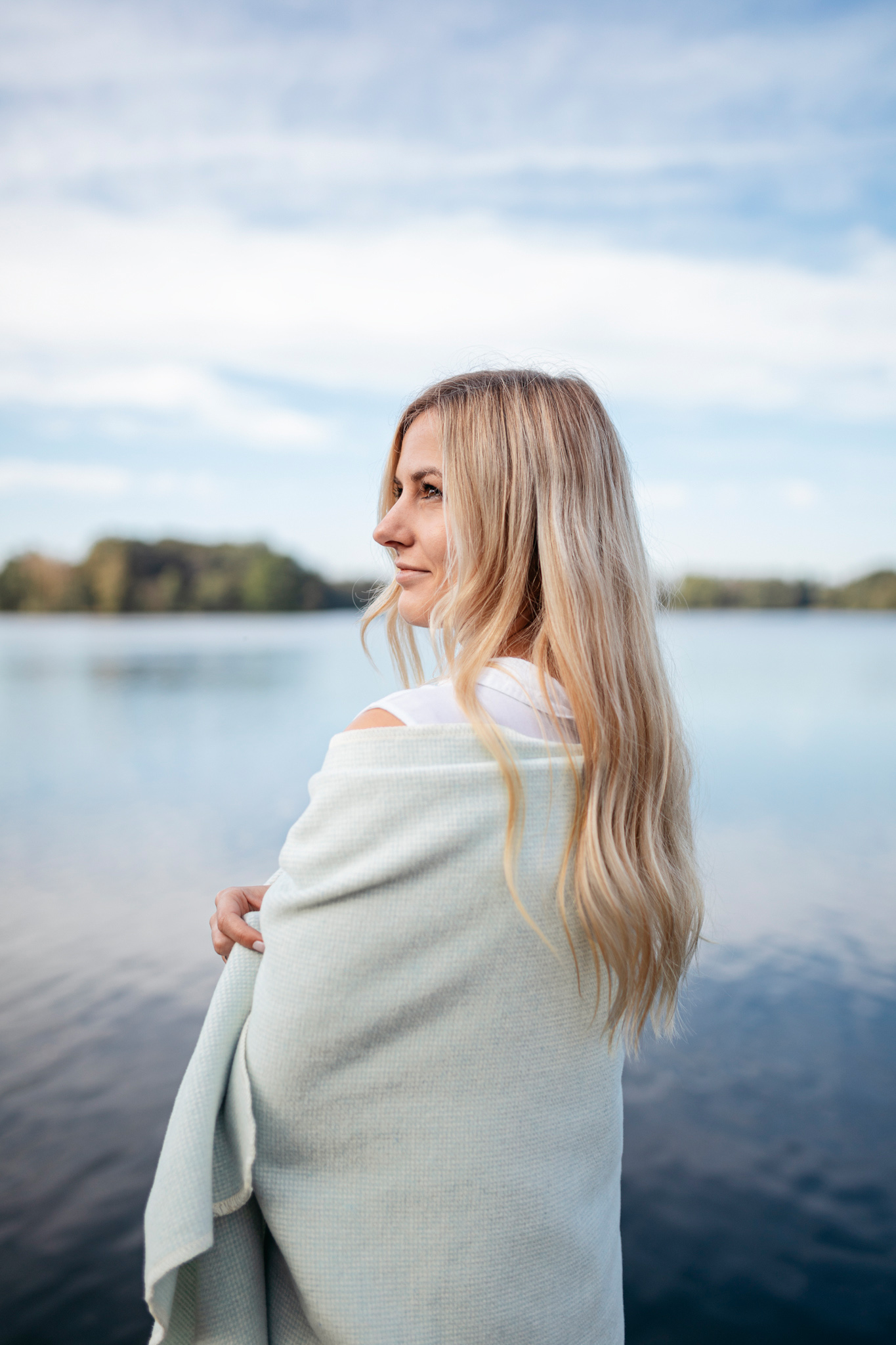 Emotionales Bild mit der Kuscheldecke Pearl aqua am See
