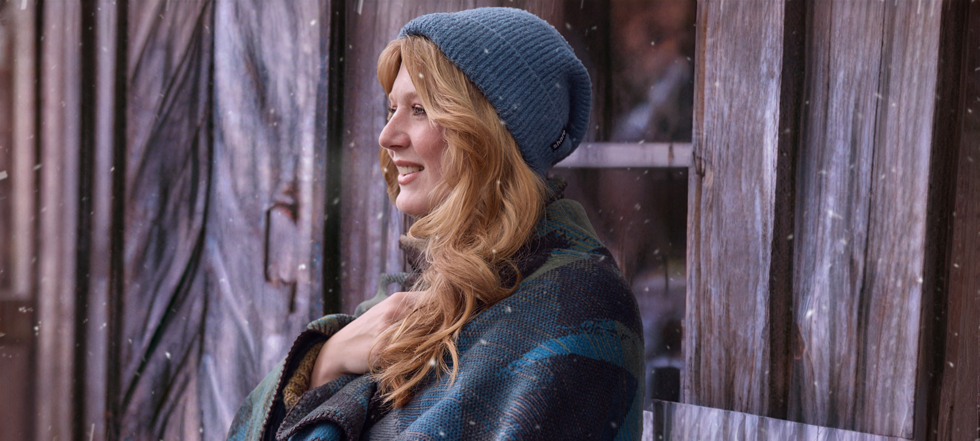 Wohndecke Mossy Glow mit Model winterliche Atmosphäre