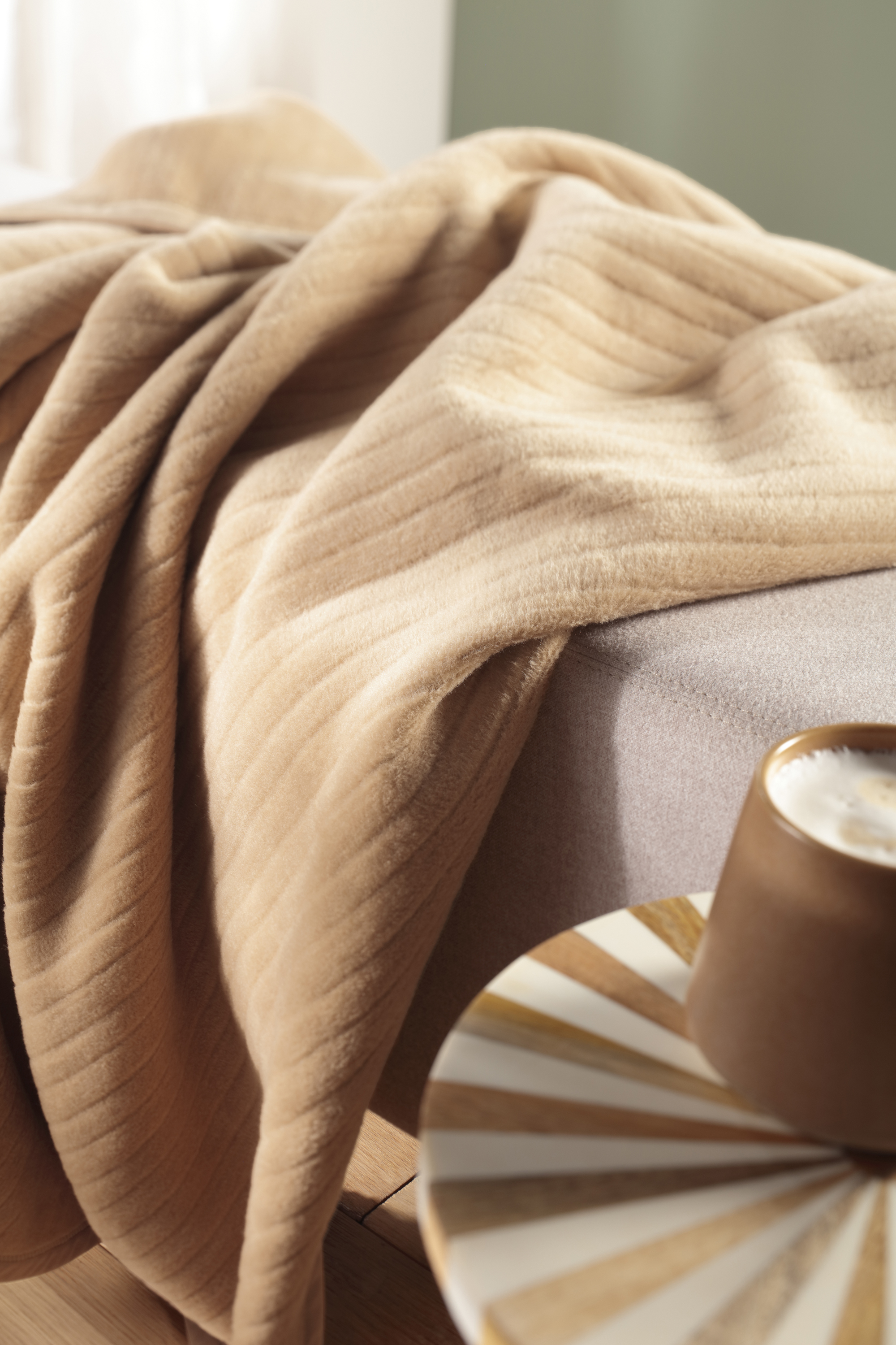 Wohndecke "Feel" Kuscheldecke Feel Sand Milieubild Hochformat