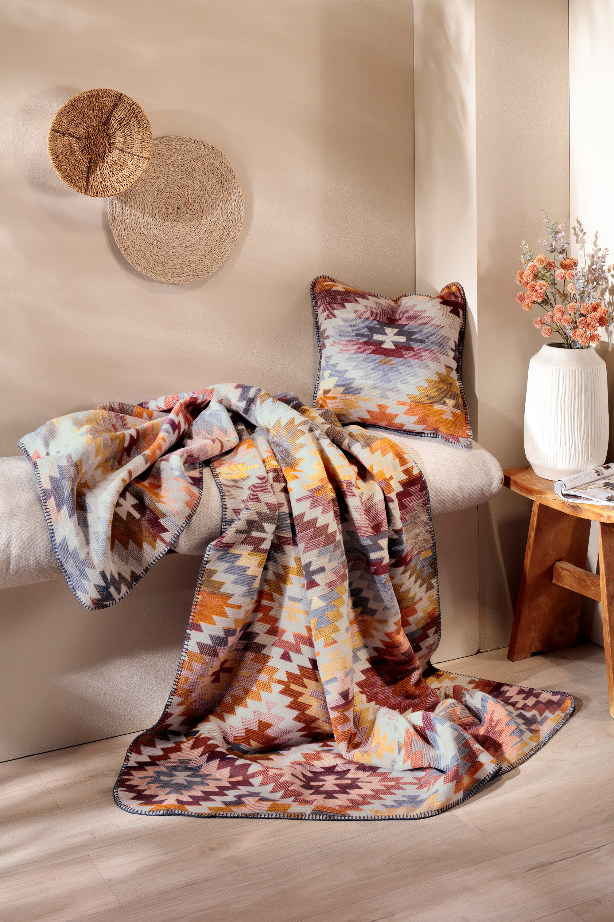 Kissen Nomad Light mit passender Decke im Vordergrund