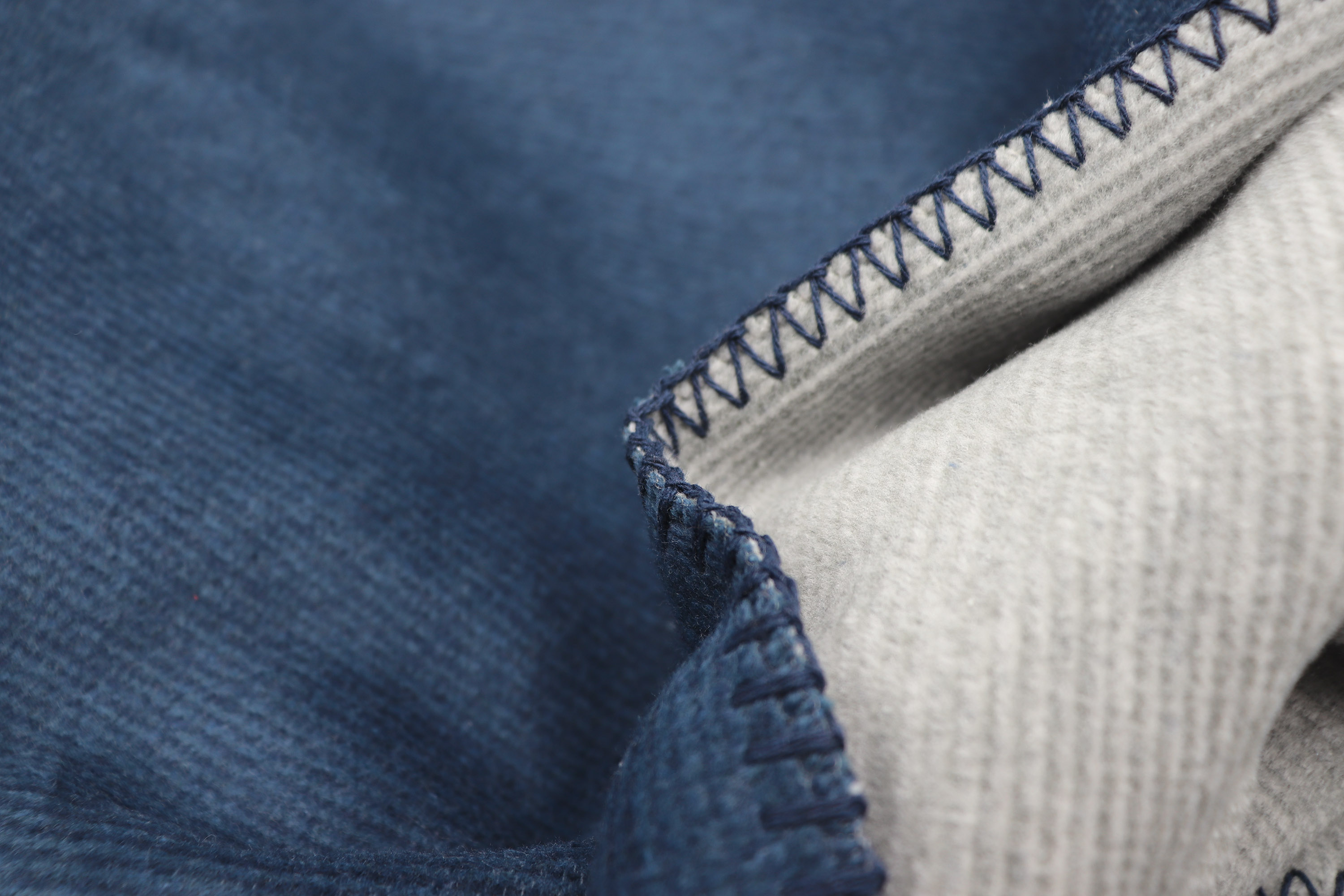 Wohn- und Kuscheldecke "Duo Cotton Melange" Wohndecke "Melange Doubleface" aus Baumwollmischgewebe in 150x200 cm in Marineblau-Silbergrau - Flor