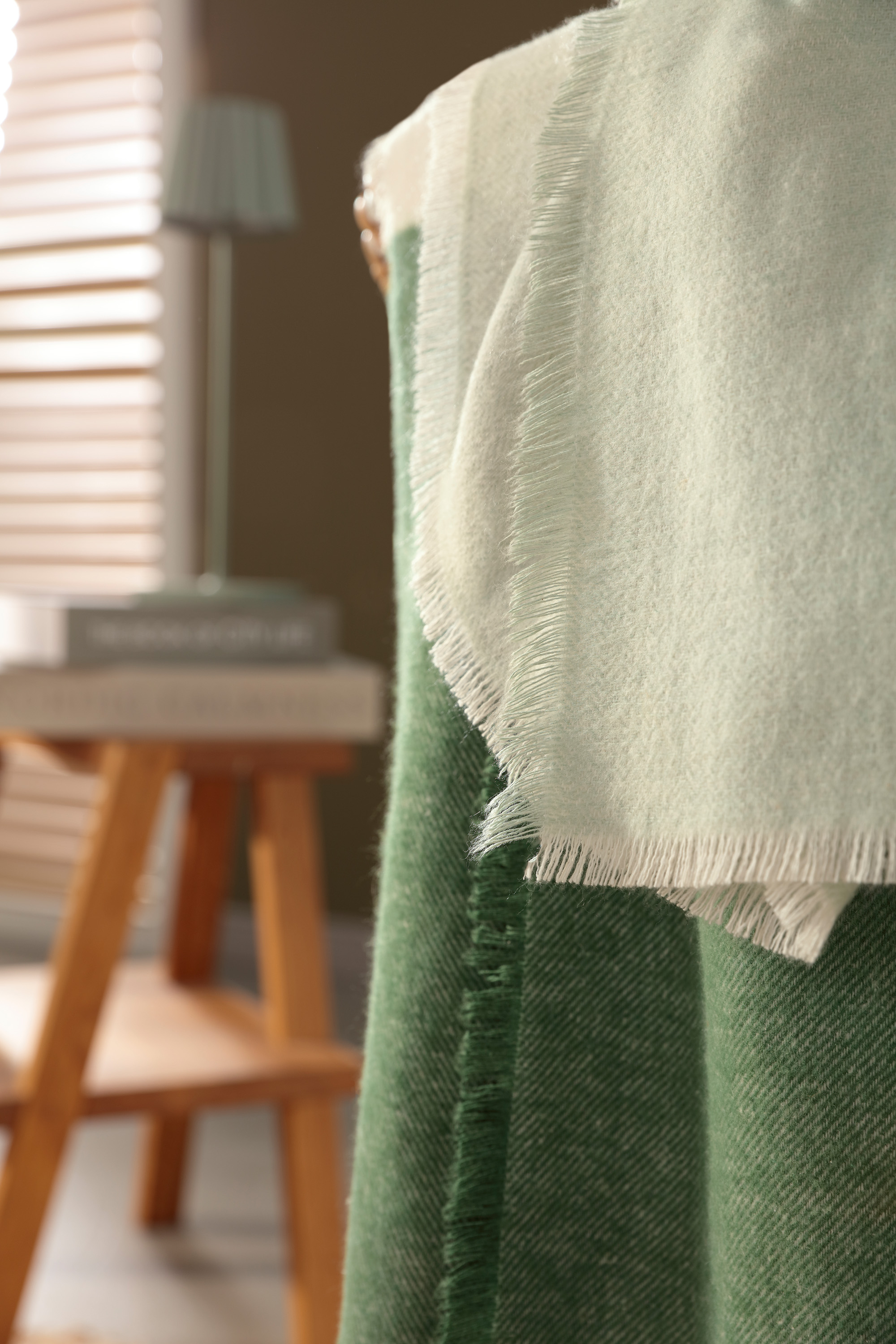 Fransenplaid Ever Stripe Milieubild Nahaufnahme