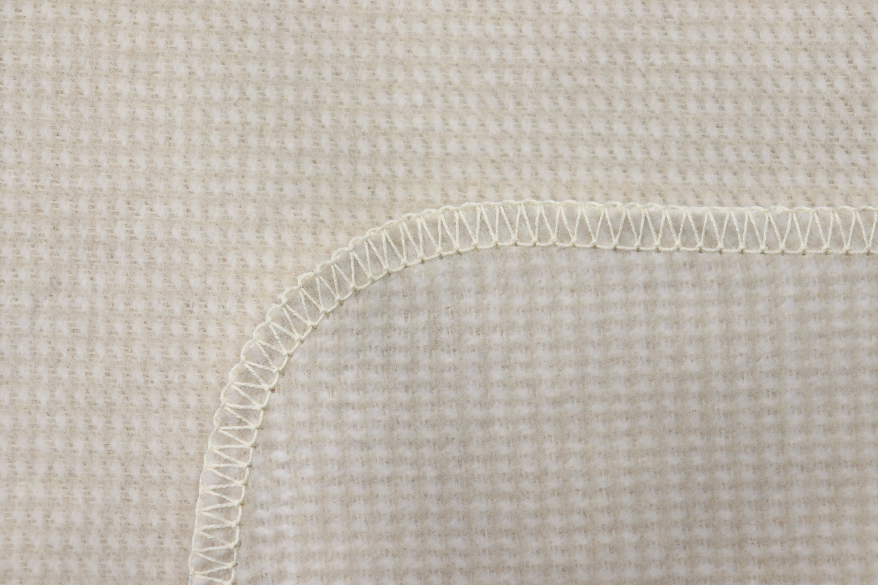 Wohn- und Kuscheldecke "Pearl" Baumwolldecke "Cotton Comfort" mit feinem Muster in beige in 150x200 cm - Detailaufnahme Overlock-Stich