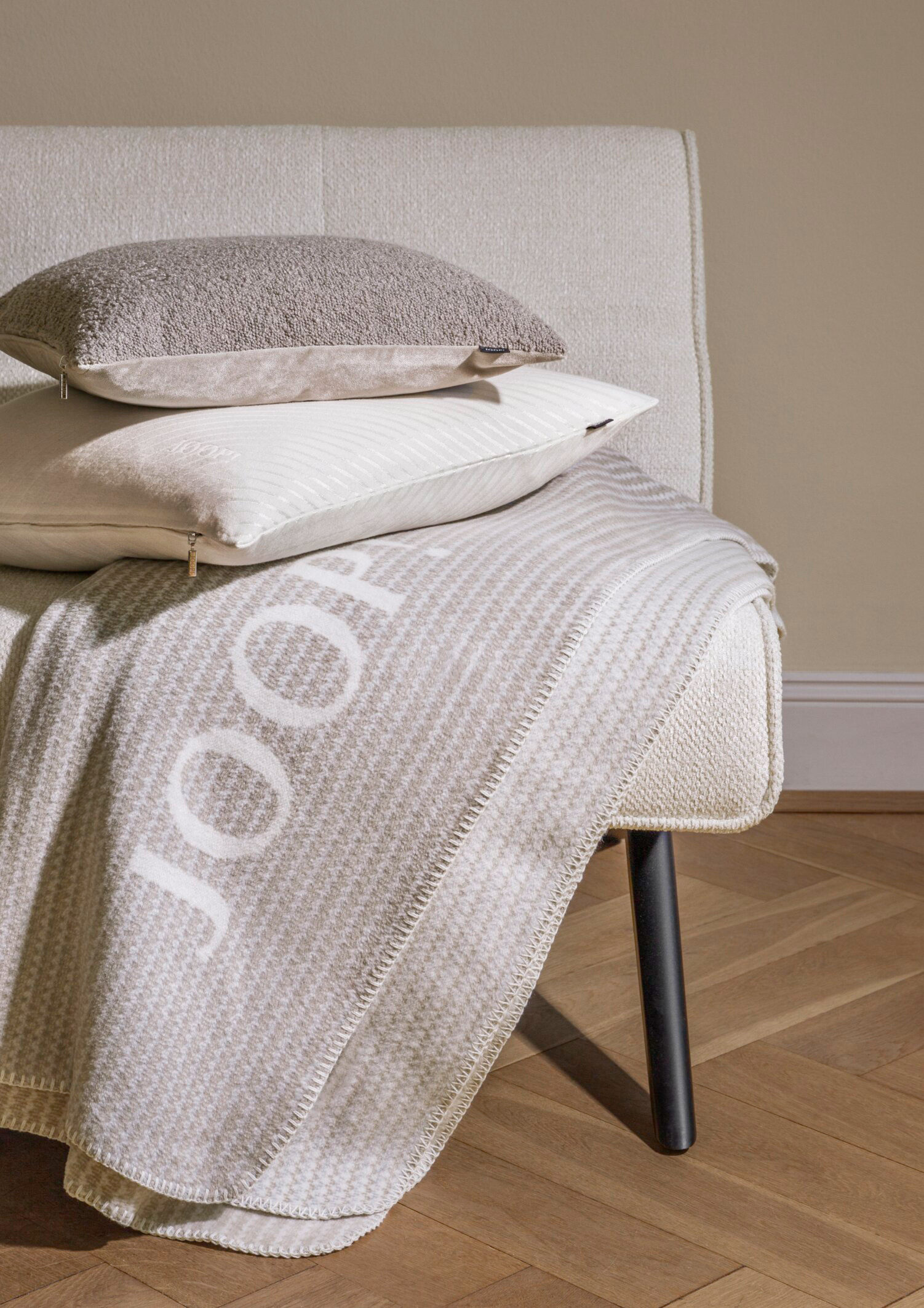 JOOP! Wohndecke "Woven" Wohndecke Joop! Woven Creme Milieubild Hochformat