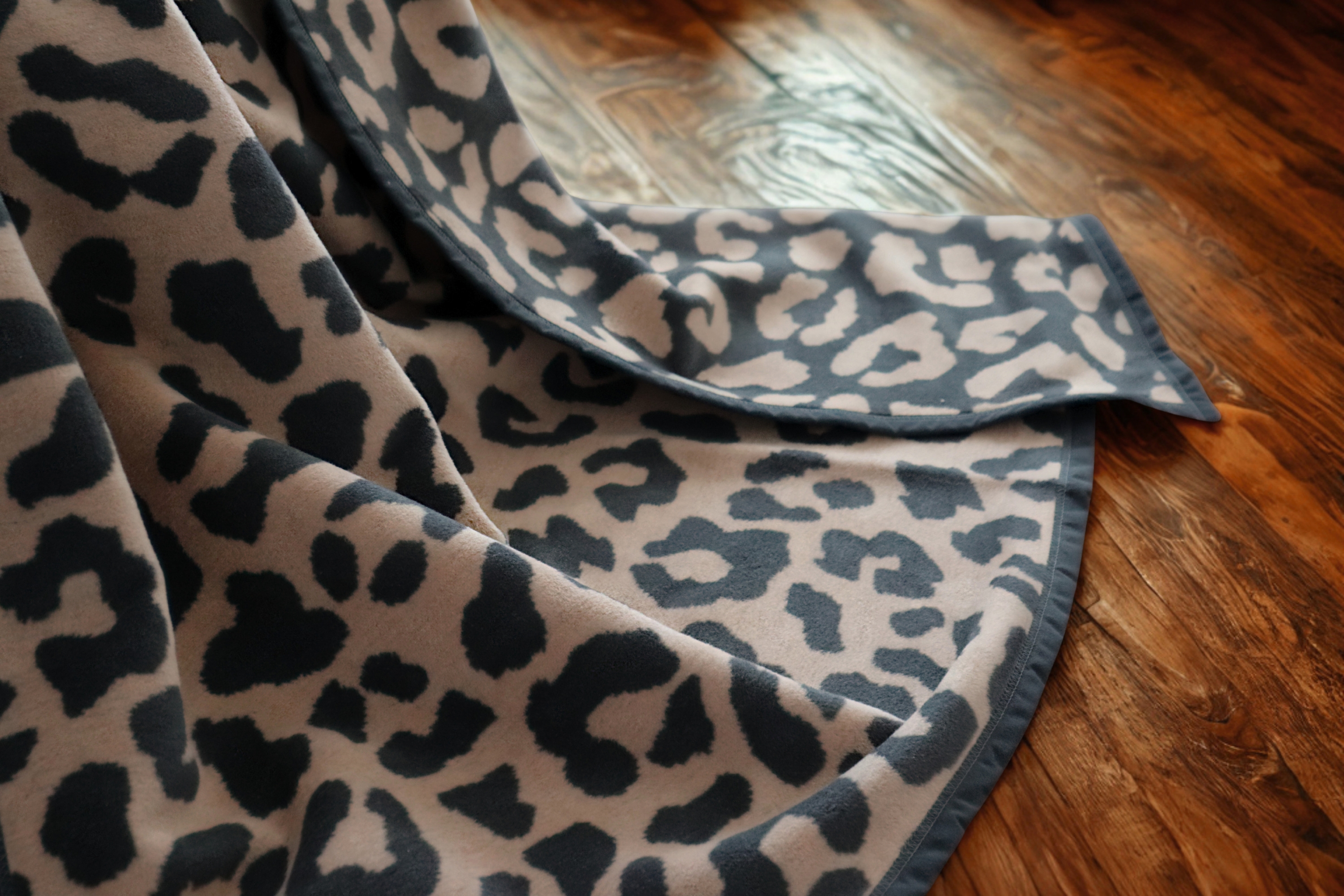 Wohndecke Leo Soft Milieubild mit KI Hintergrund