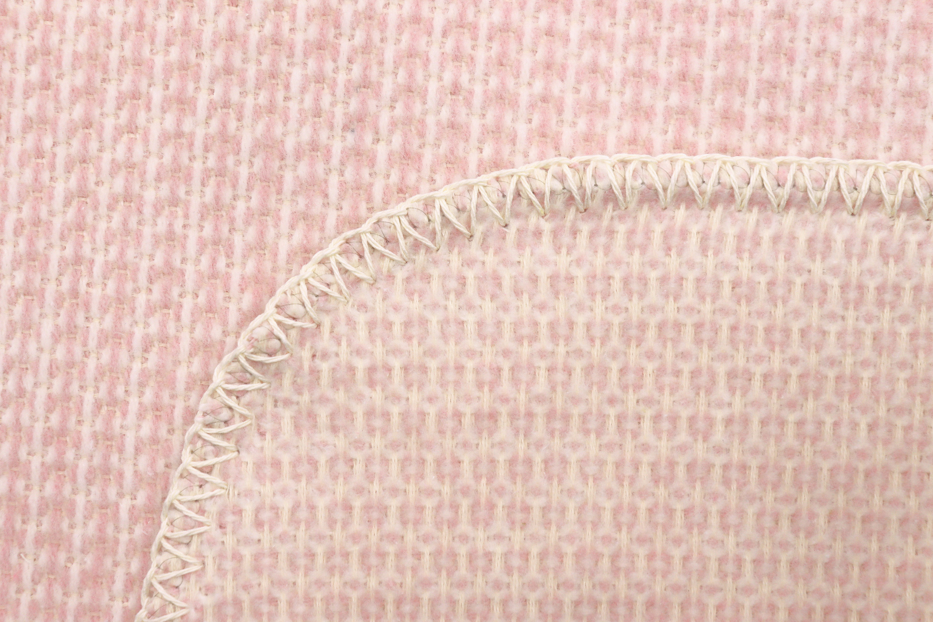 Babydecke Cotton green mit Strukturmuster rose Nahaufnahme Einfassung