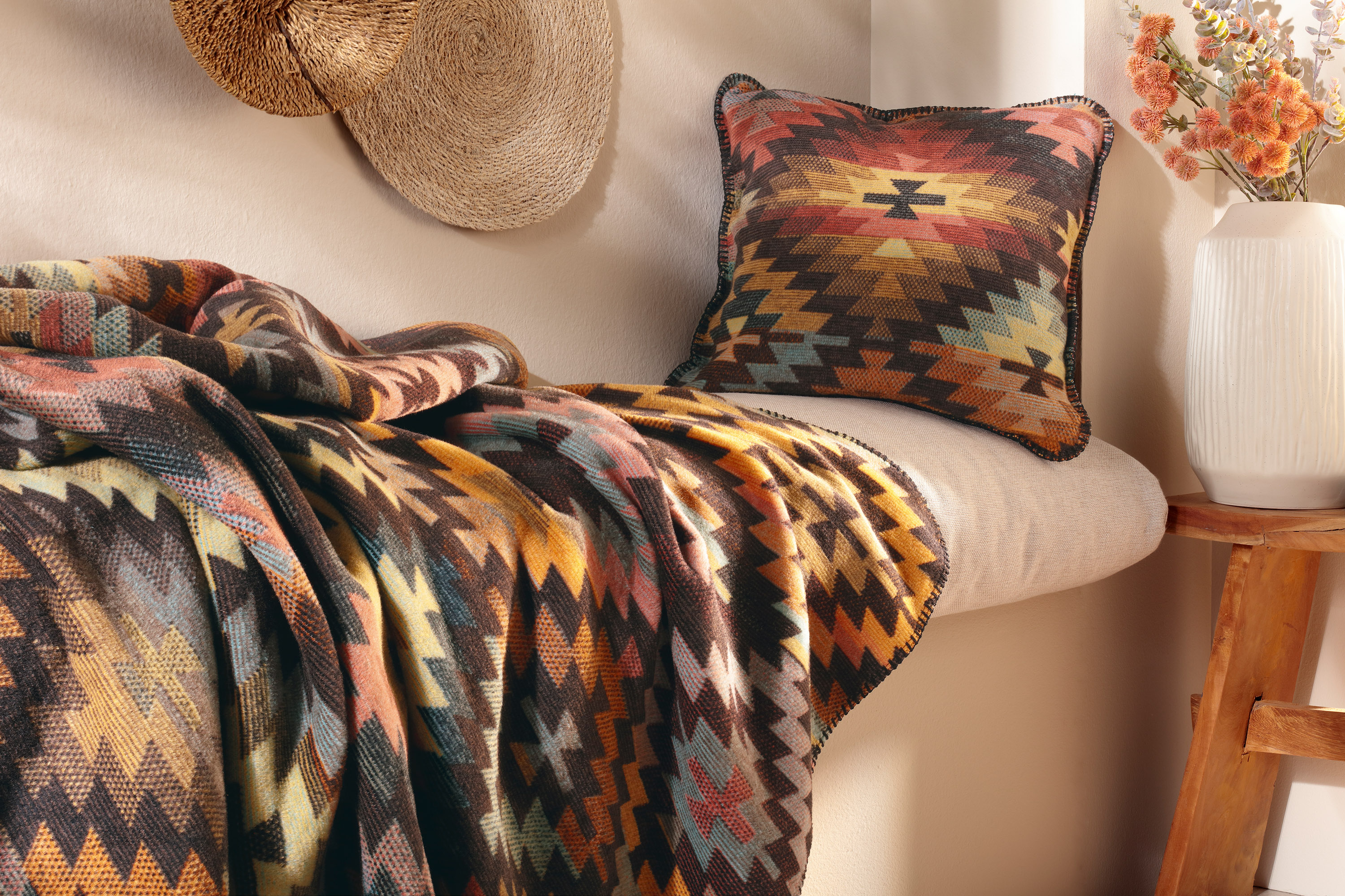 Kissen und Wohndecke Nomad Glow Milieubild