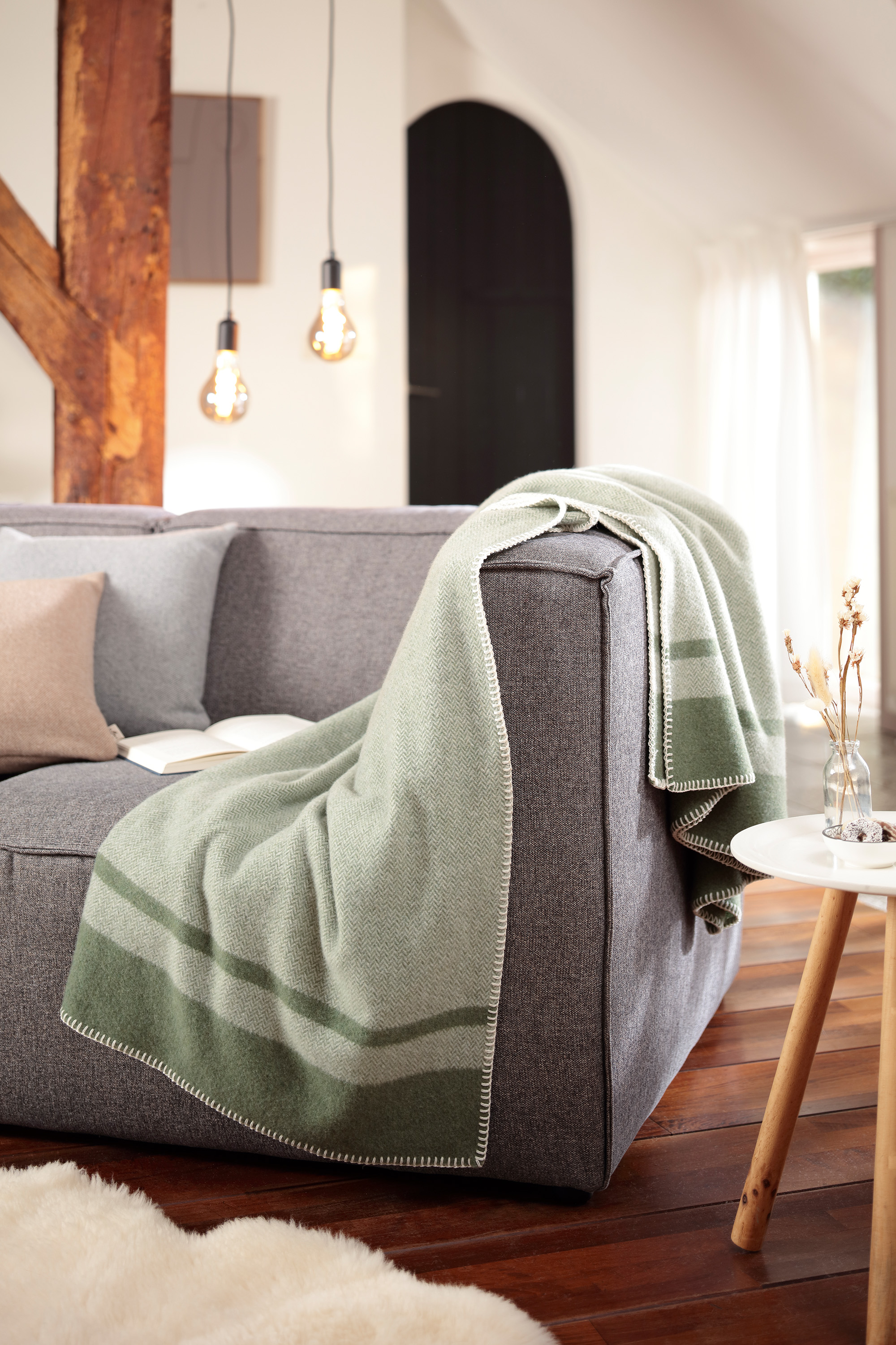 Wohndecke aus recycelter Wolle "Stripe" Wohndecke aus recycelter Wollde Stripe green Milieubild