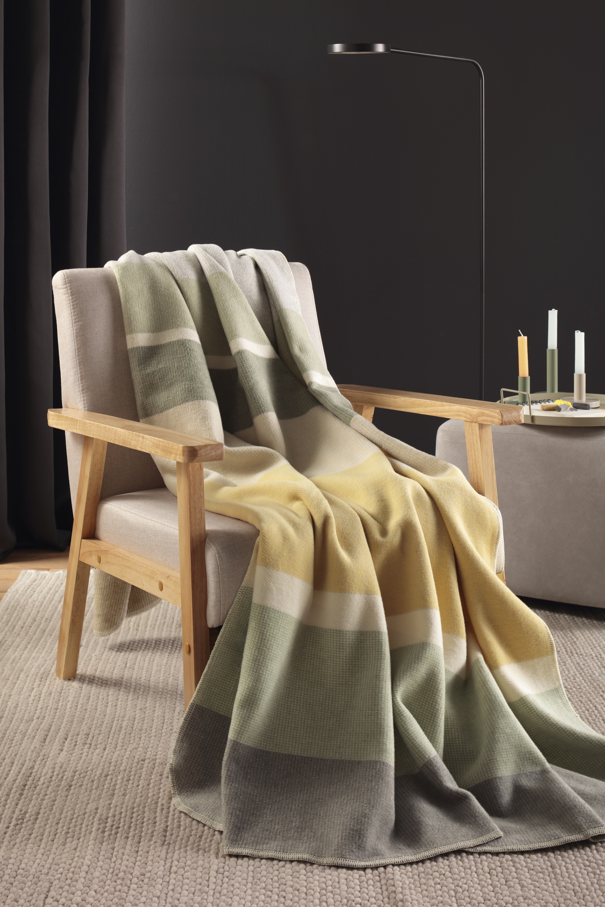 Wohndecke Stripe Delight Milieubild Hochformat