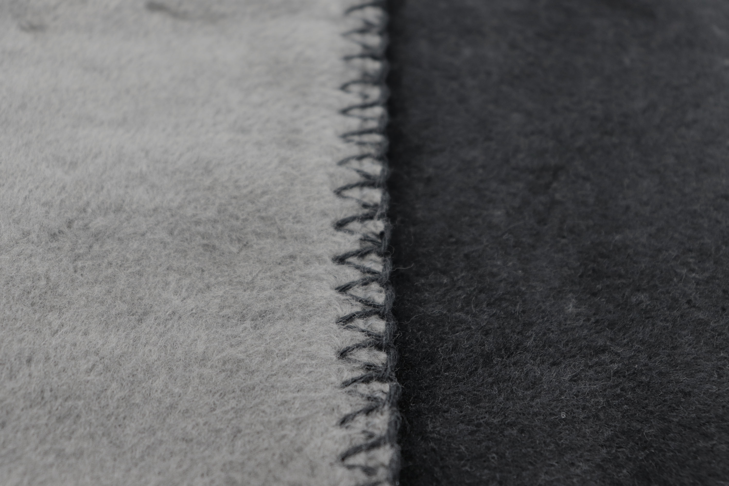 Schlichte Wohndecke "Duo Cotton" aus Baumwollmischgewebe in 150x200 cm in Anthrazit-Graphit - Zierstich