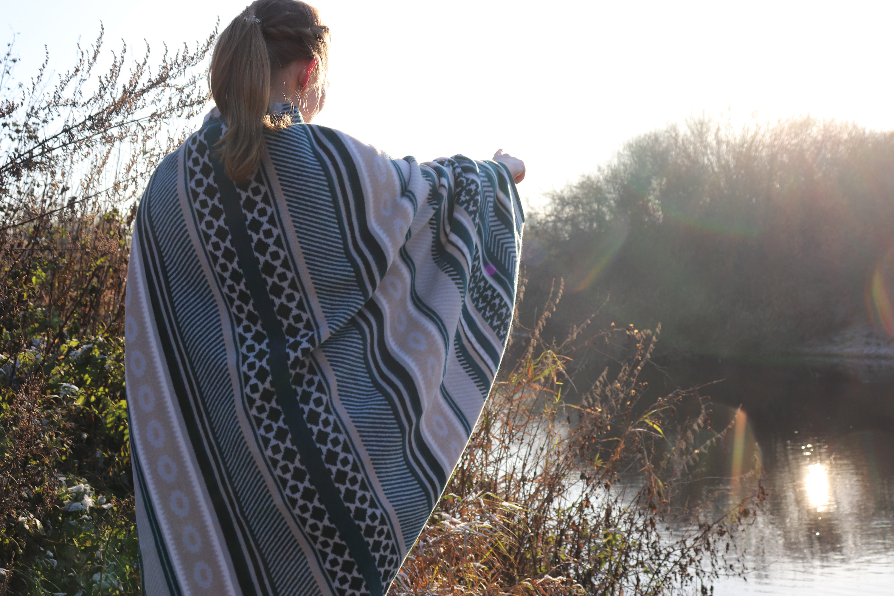 Milieuaufnahme draußen Biederlack Poncho