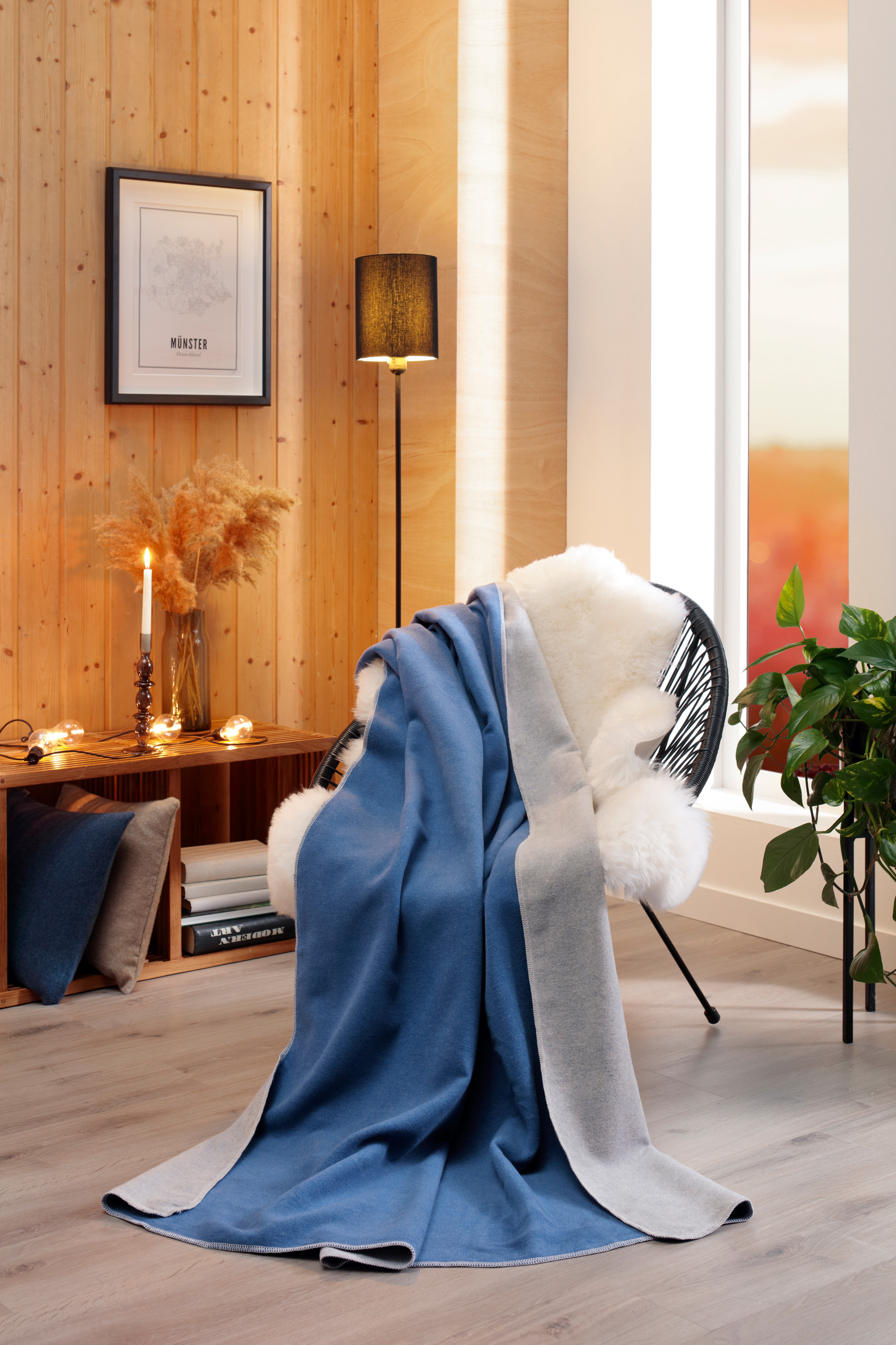 Wohn- und Kuscheldecke "Recover Doubleface" Nachhaltige Wohndecke Recover Doubleface aus Recycling-Garn in blau - Milieu