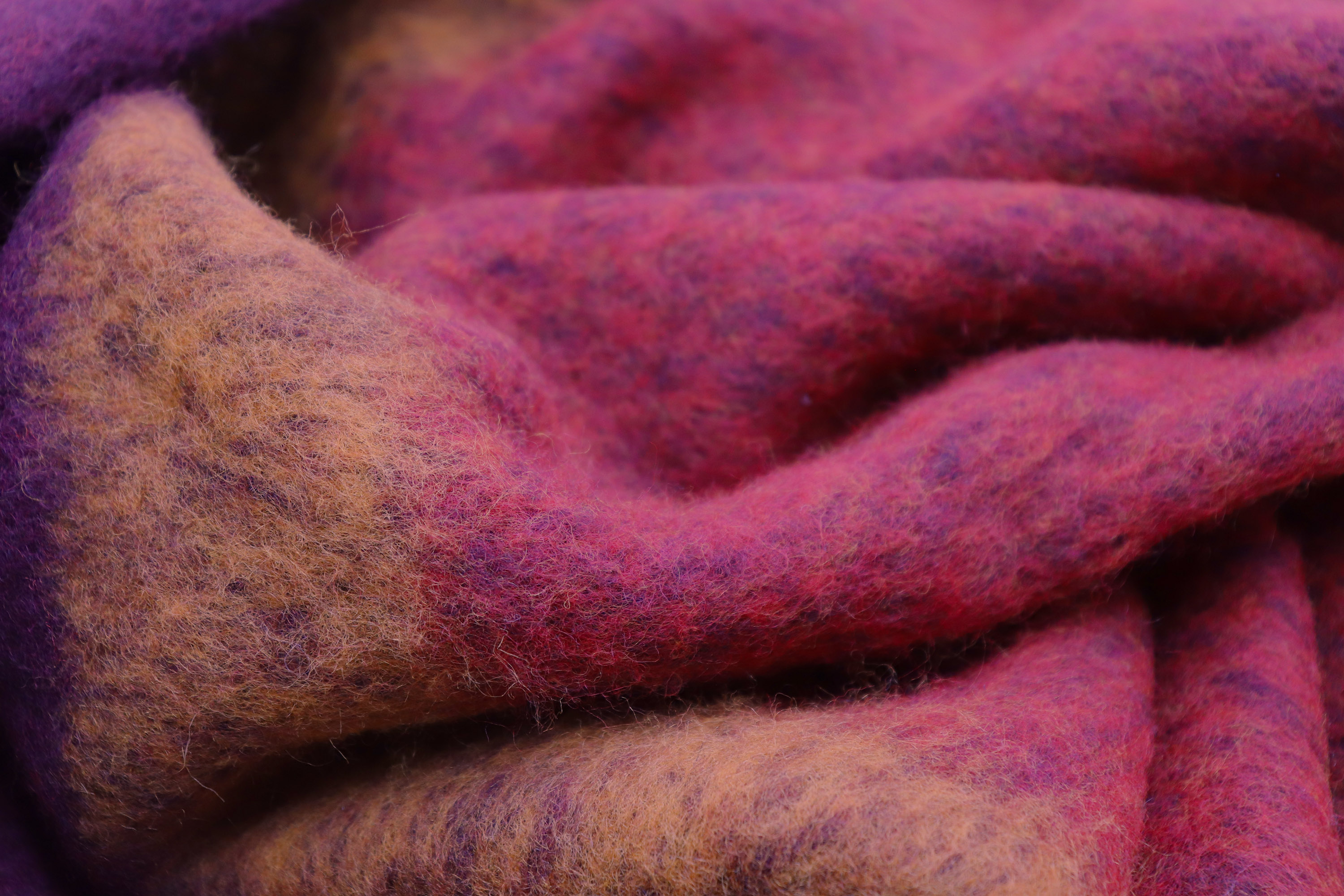 Fransenplaid Mohair Look Crimson Nahaufnahme Flor