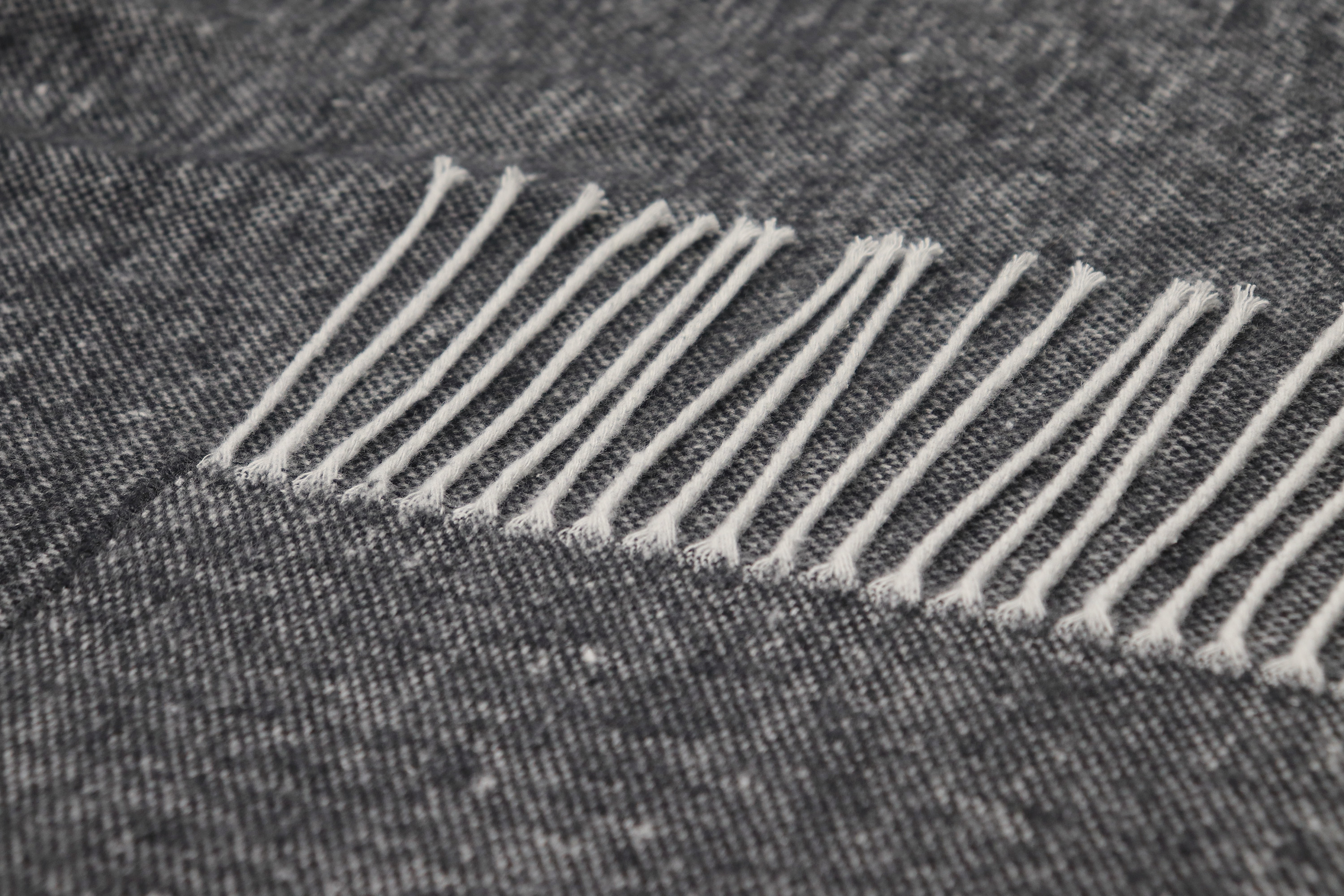 Fransenplaid "Structure" Fransenplaid Anthracite Nahaufnahme Fransen