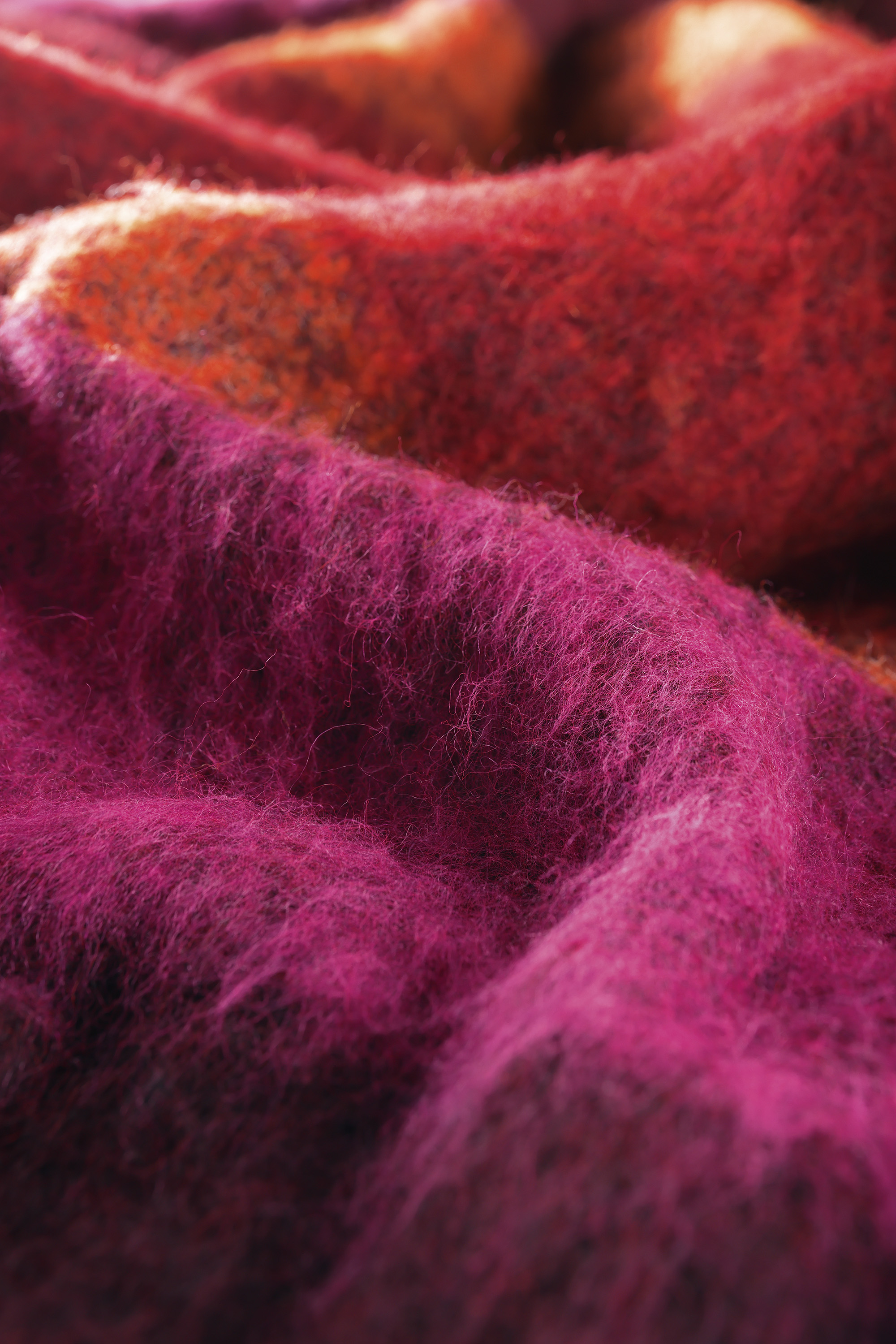 Fransenplaid Mohair Look Crimson Nahaufnahme