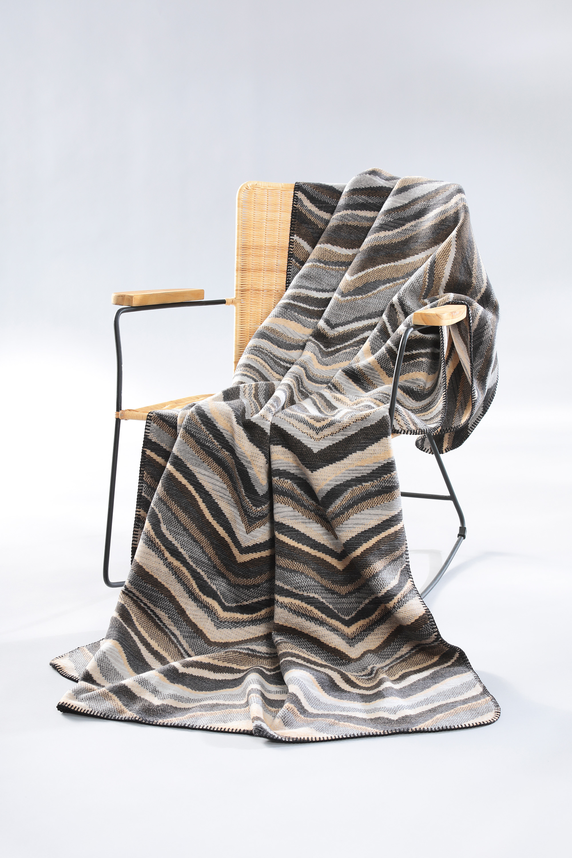 Wohndecke Wild Lines auf Sessel gelegt