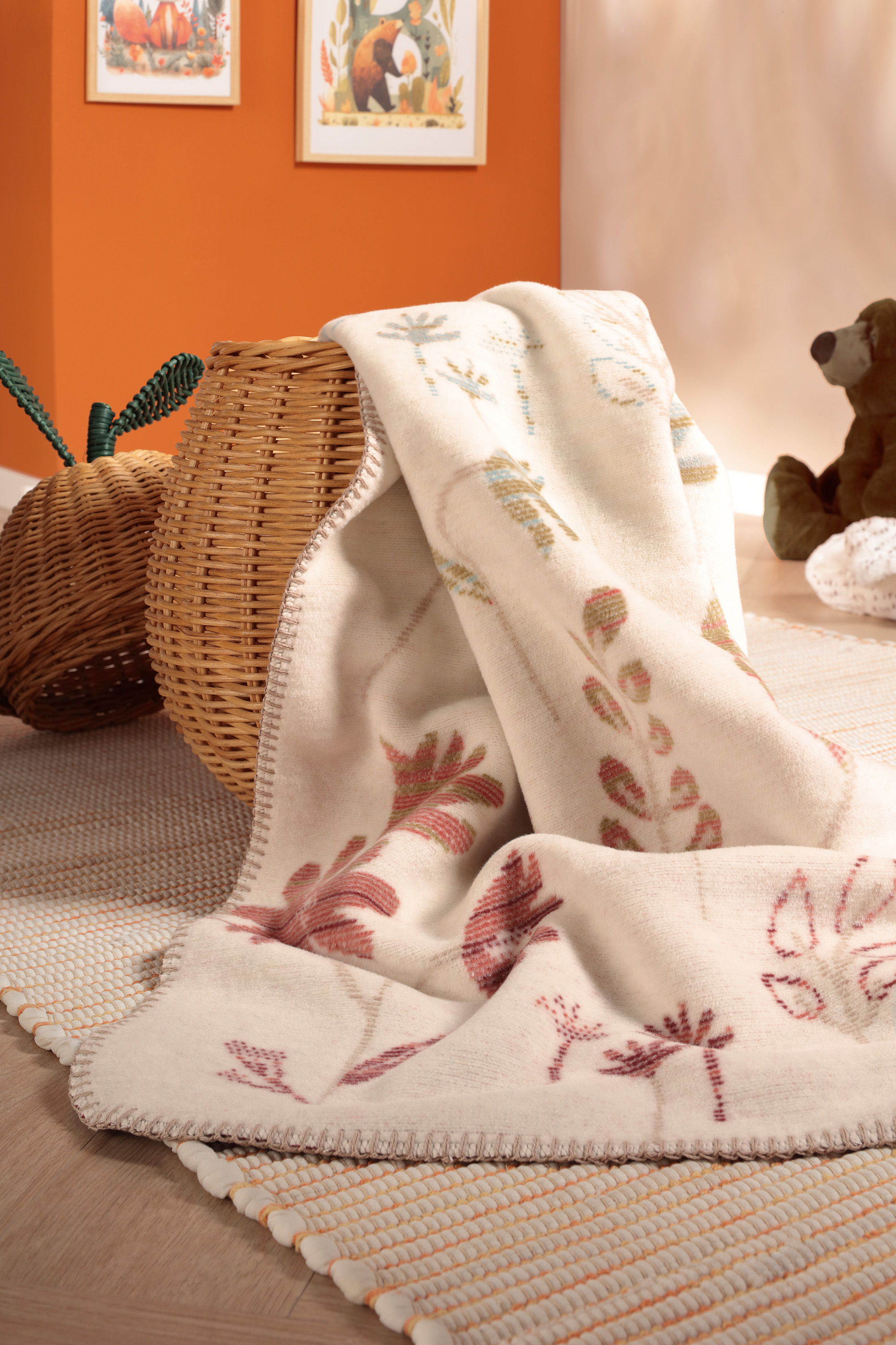 Babydecke "Wild Flowers" Babydecke Wild Flowers Milieuaufnahme im Kinderzimmer