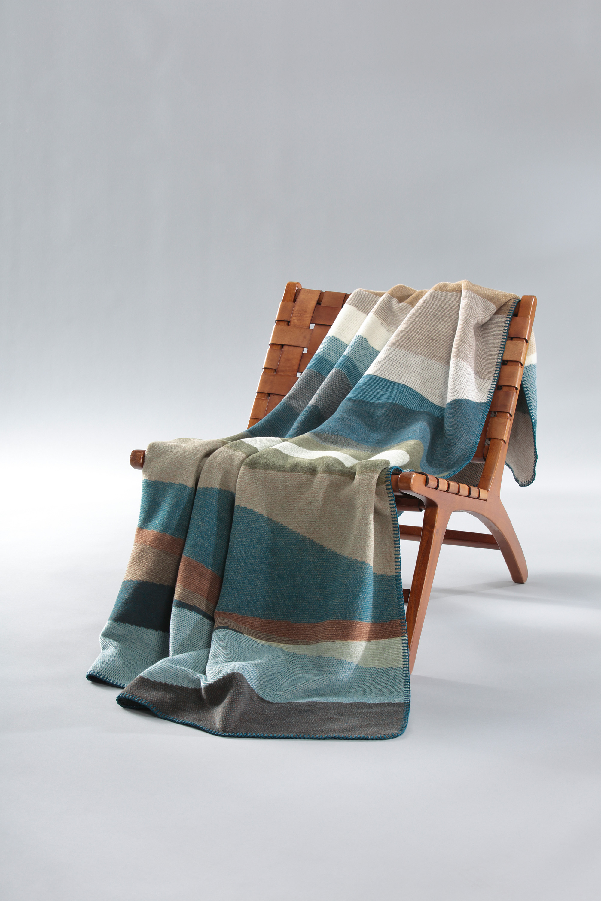 Wohn- und Kuscheldecke "Iceland Horizon" Kuscheldecke Iceland Horizon auf Sessel gelegt