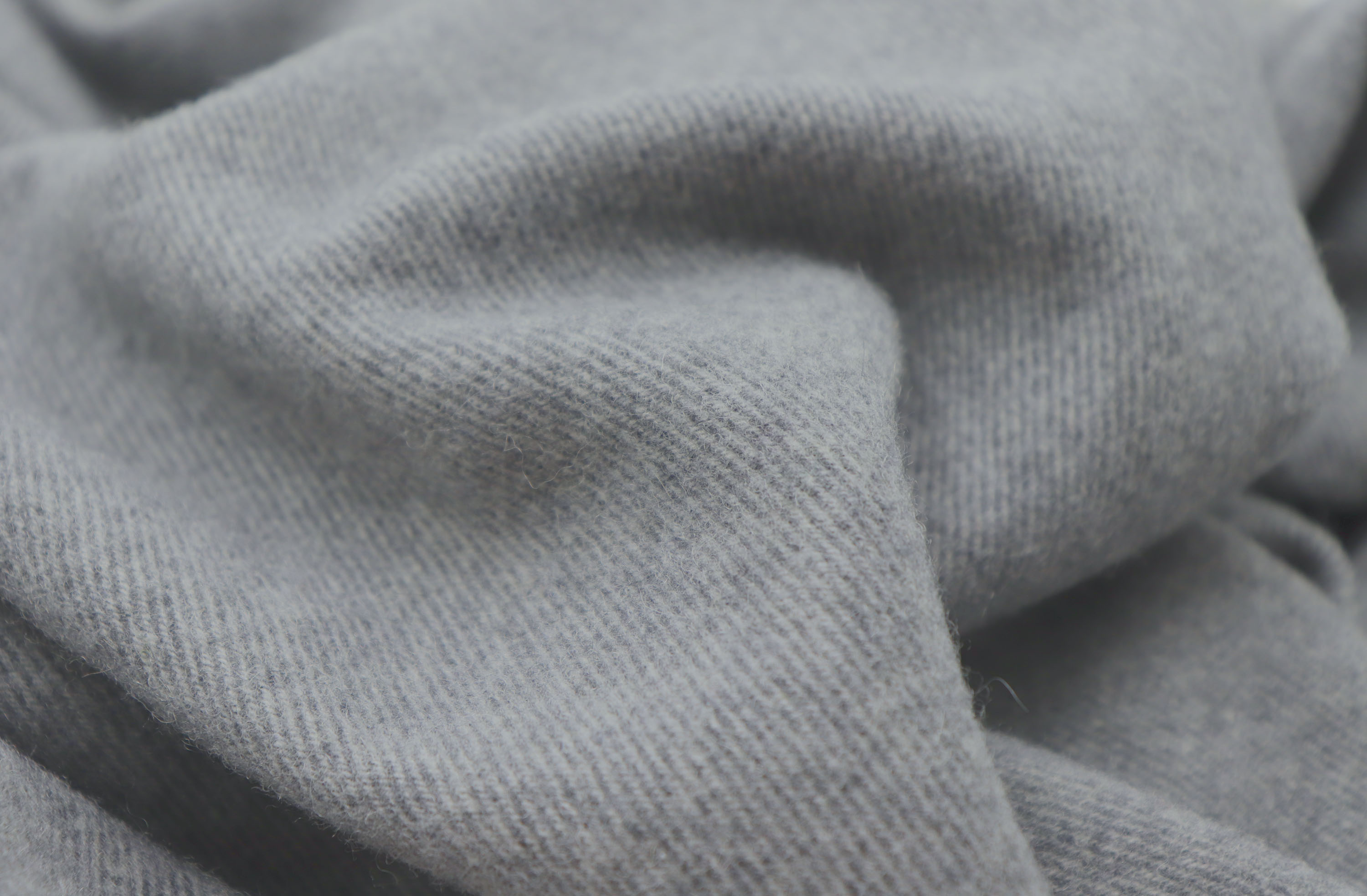Leichte Wolldecke aus Recycling-Garn "Light Wool - grey" - Detailaufnahme Flor