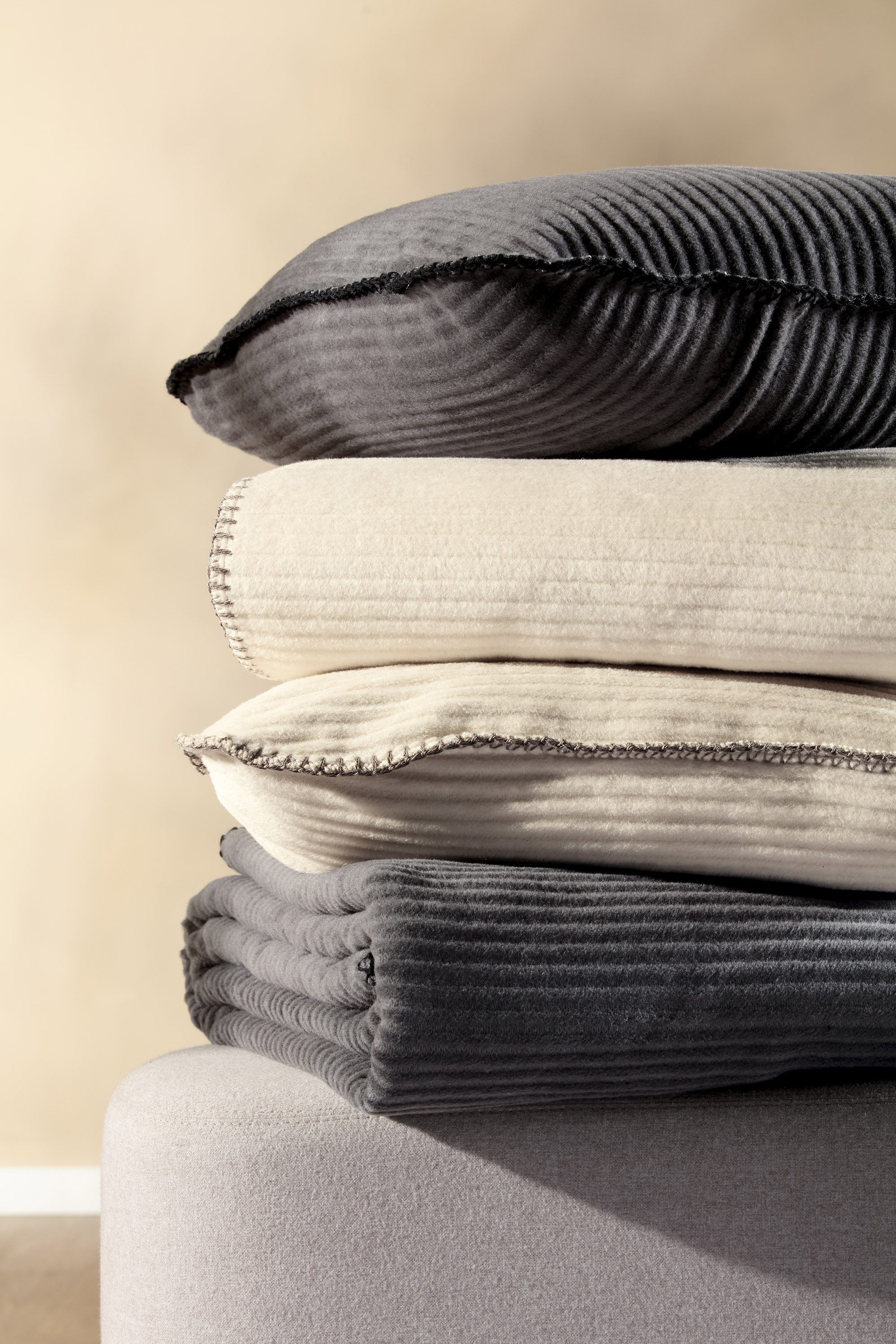 Kissen und Decken "Feel Cord" gestapelt