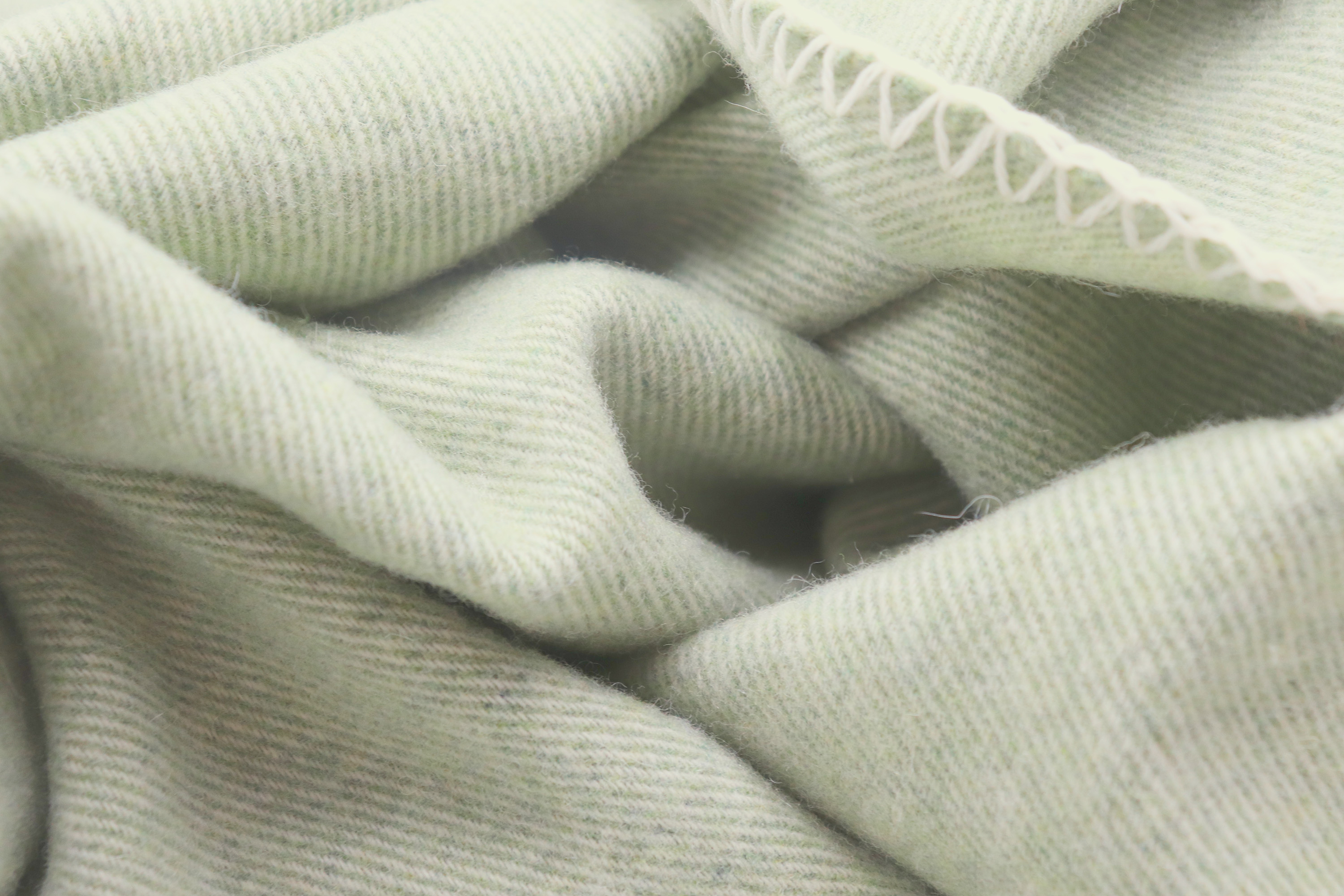 Leichte Wolldecke aus Recycling-Garn "Light Wool - green" - Detailaufnahme Flor