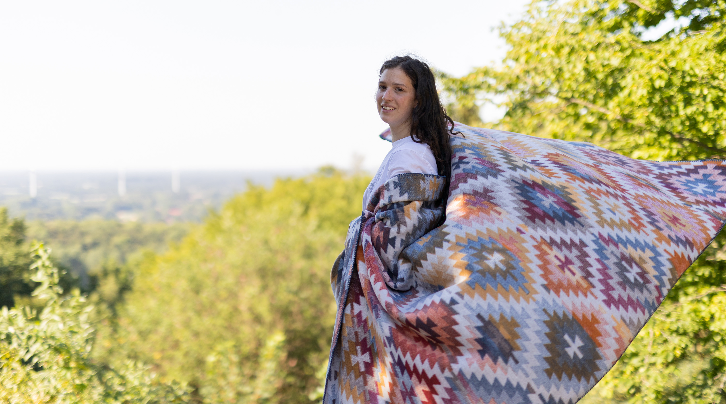 Wohndecke Nomad light mit MOdel im Grünen