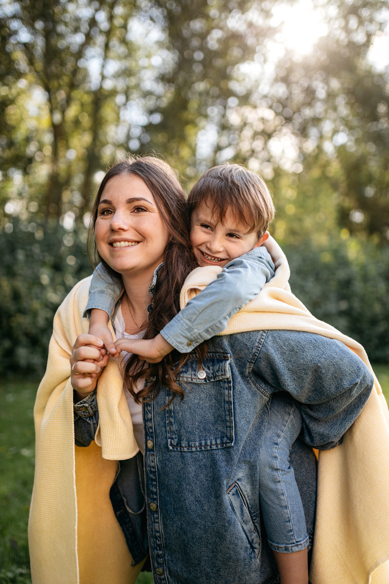 Emotionales Bild mit Mutter und Kind  mit Kuscheldecke Pearl yellow