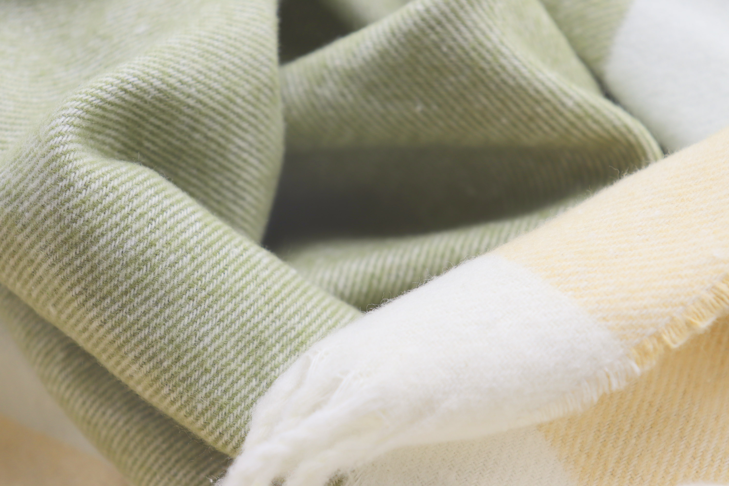 Leichtes Fransenplaid "Blockstripe Olive" mit modernen Streifen in beige und grün - Detailaufnahme Flor