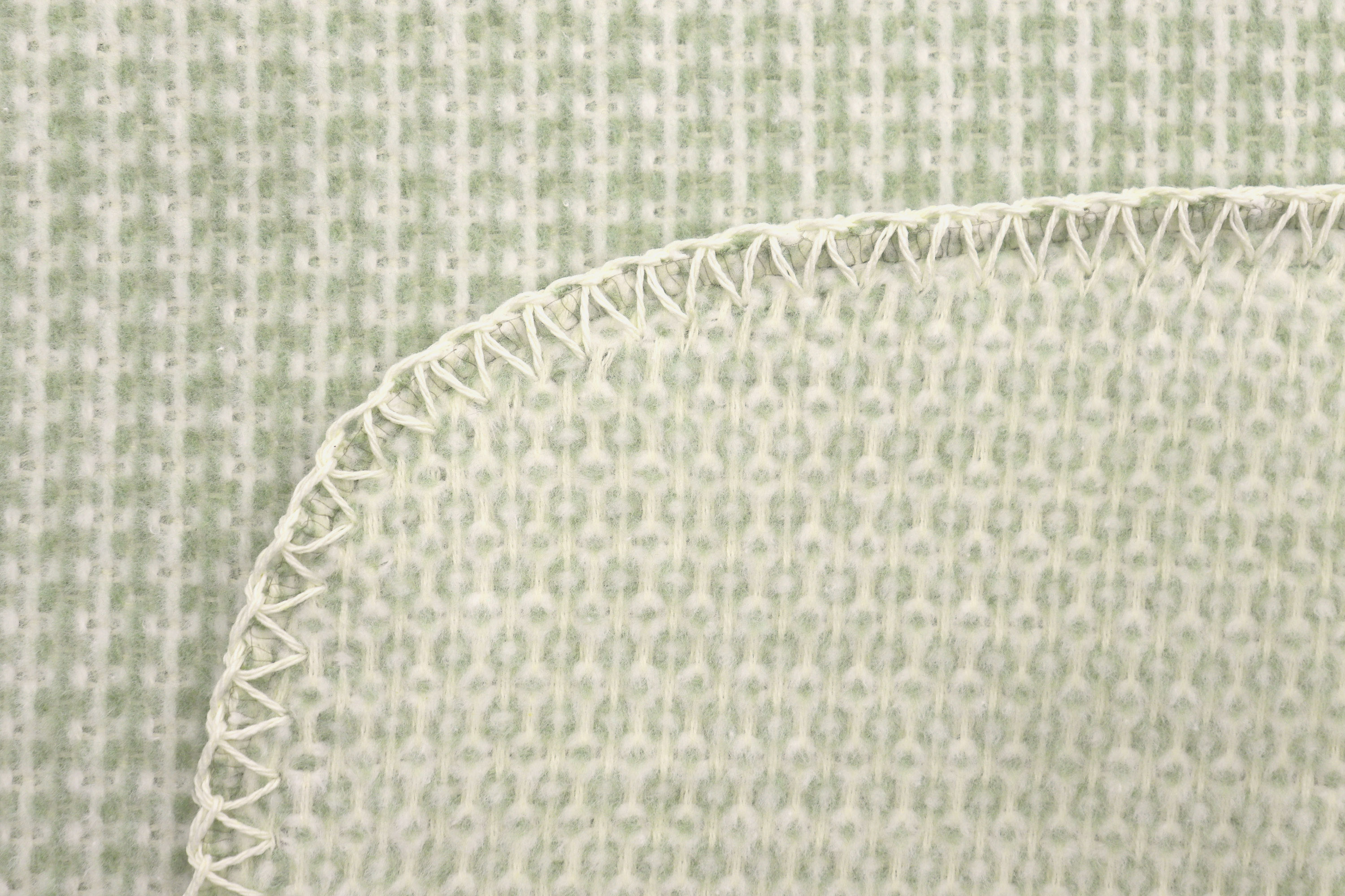 Babydecke Cotton green mit Strukturmuster Nahaufnahme Einfassung