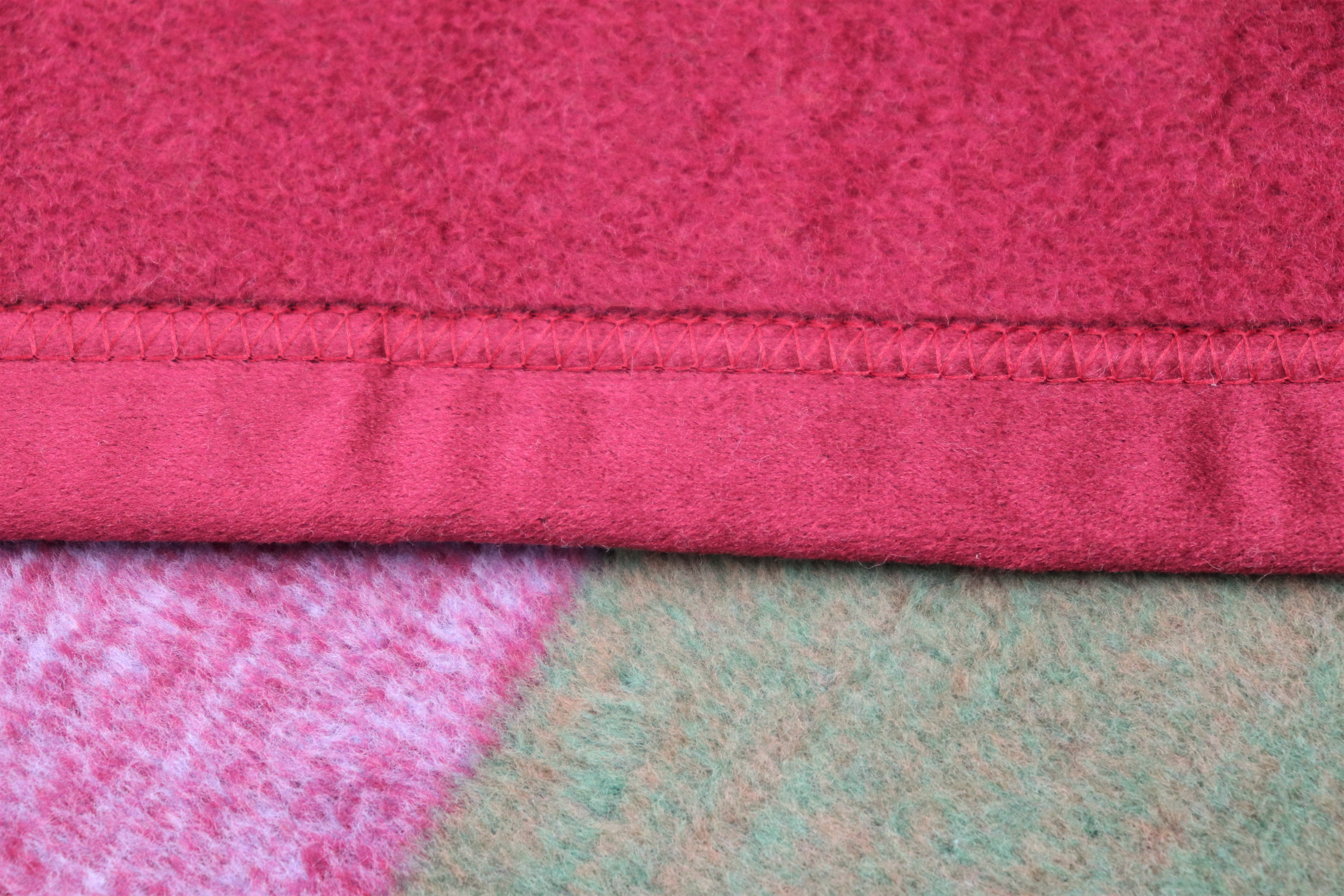 Bunt karierte Kuscheldecke aus 100% Baumwolle "Colour Woven" - Detailaufnahme Einfassung