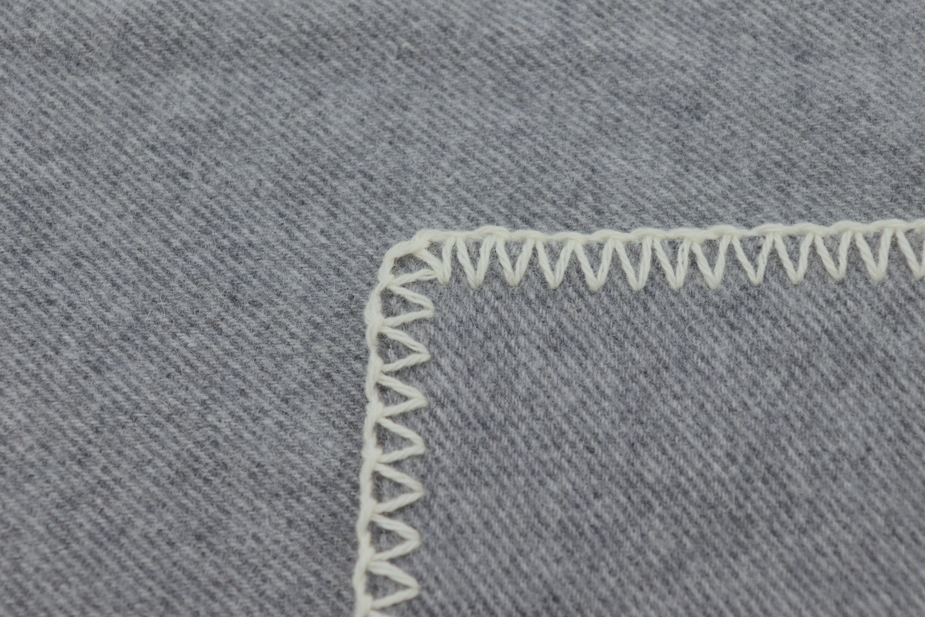 Leichte Wolldecke aus Recycling-Garn "Light Wool - grey" - Detailaufnahme Einfassung