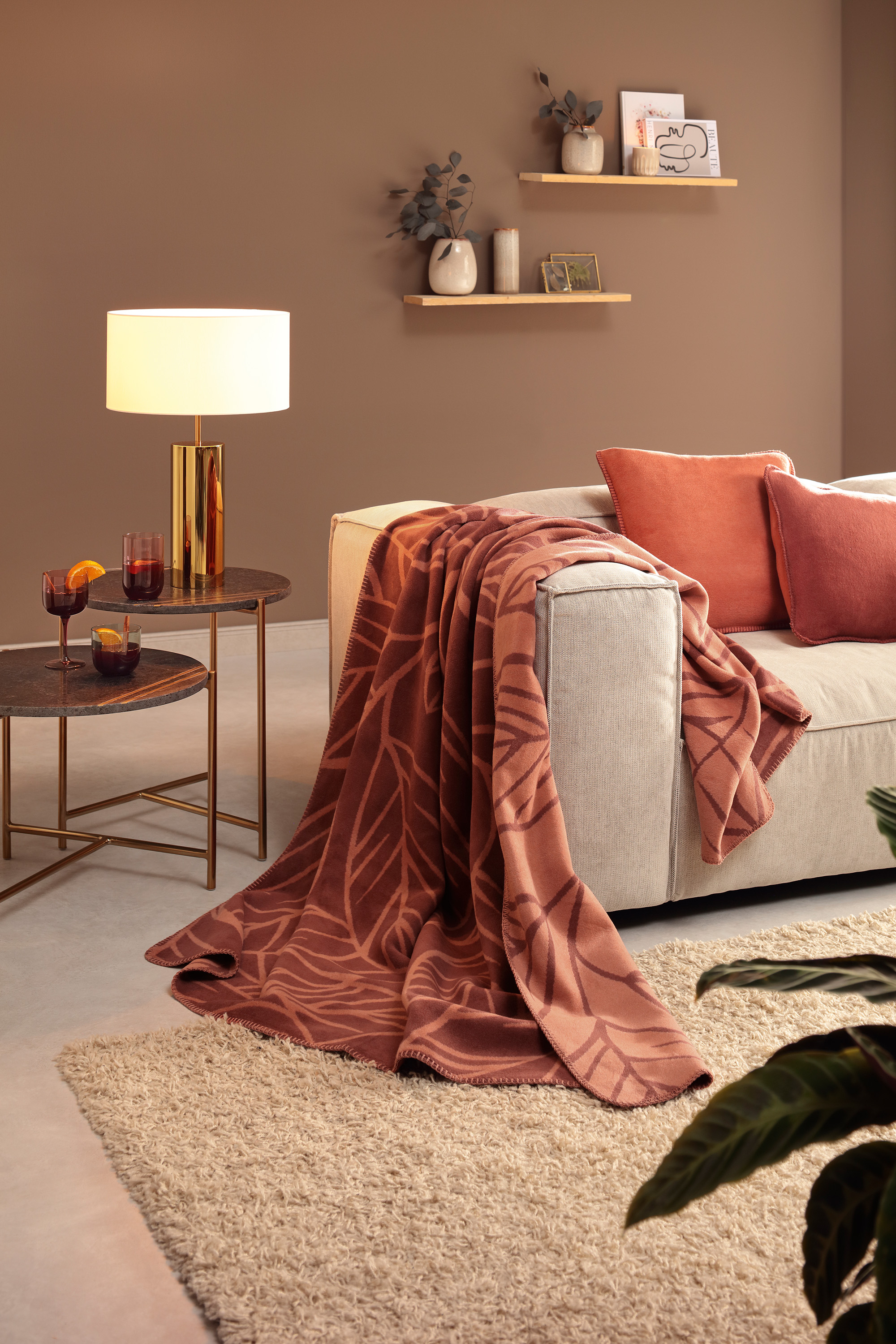 Villeroy & Boch Wohndecke "Aurora Bordeaux" Sofadecke Villeroy & Boch Aurora Bordeaux Milieubild Hochformat