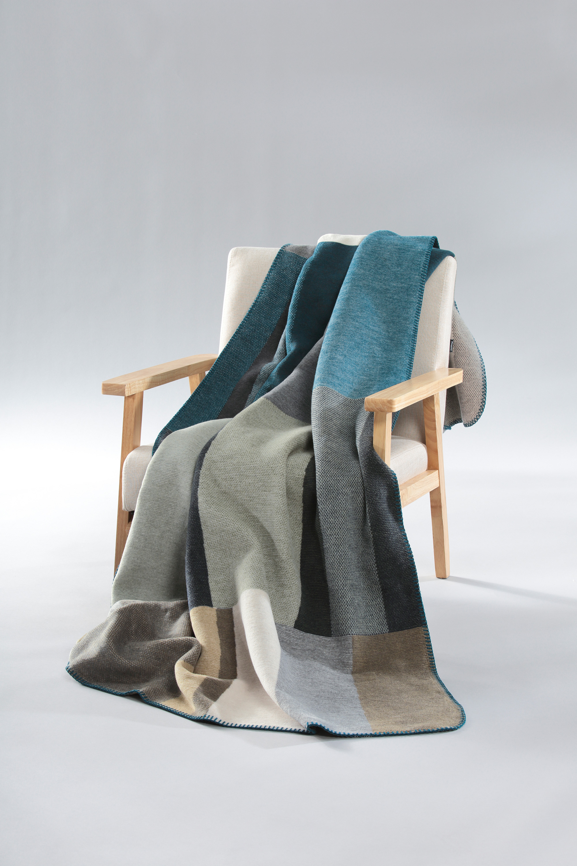 Kuscheldecke Verdant Vibes auf Sessel gelegt