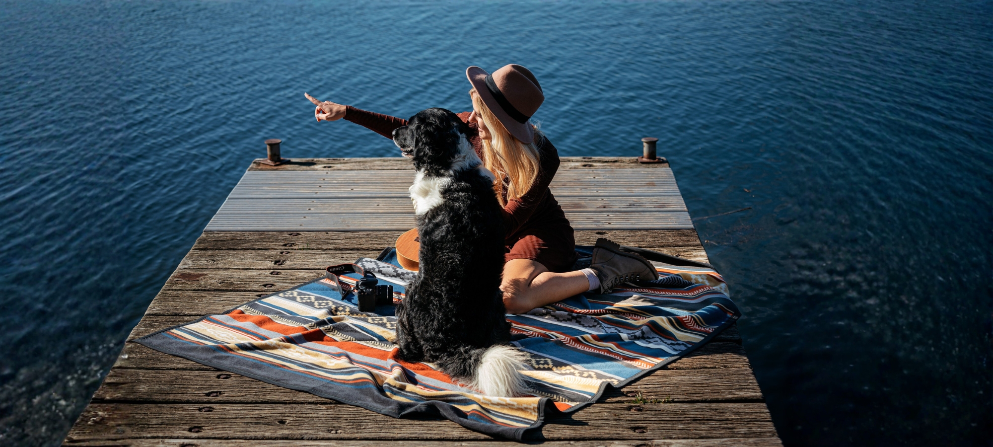 Kuscheldecke Adventure Milieubild mit Model und Hund