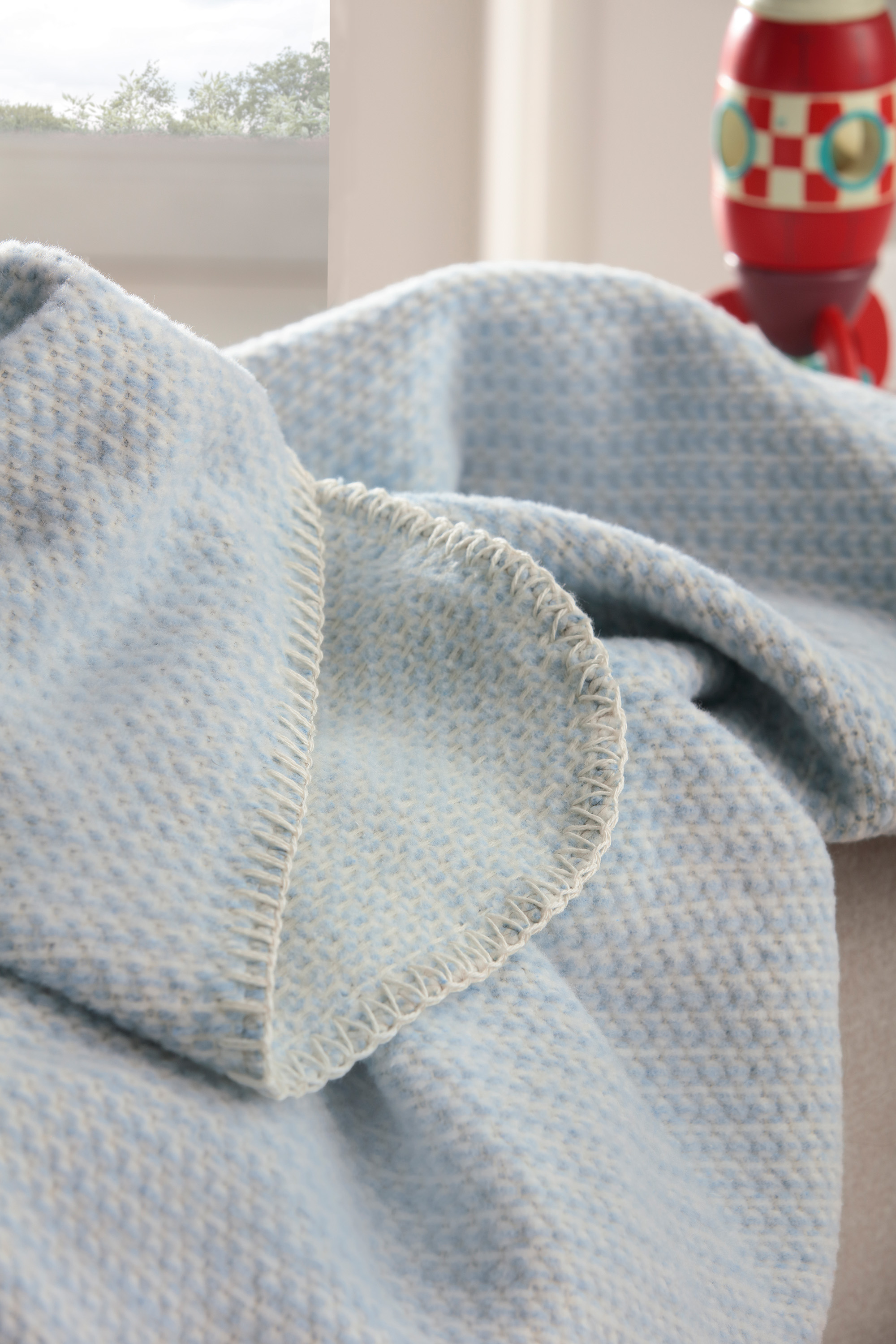 Babydecke Cotton blue mit Strukturmuster Milieuaufnahme