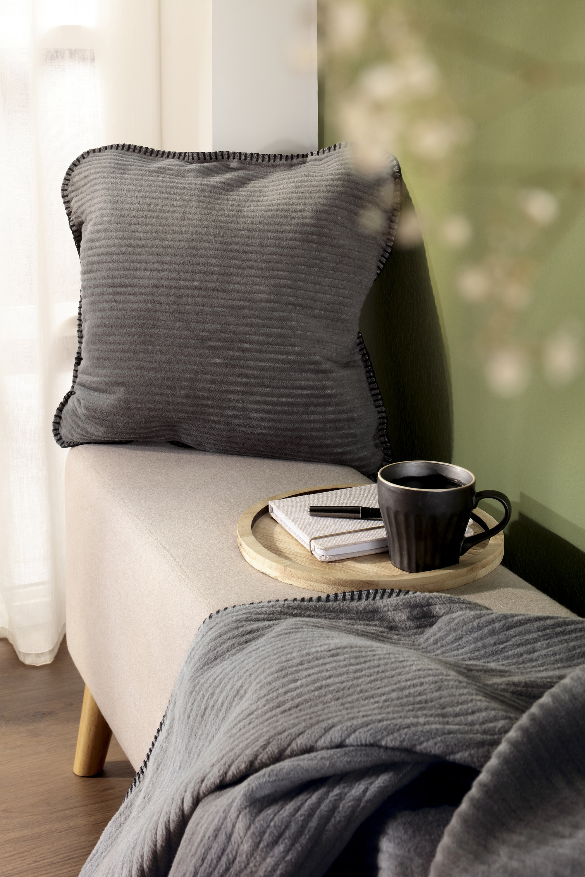 Kissenhülle "Feel Cord" dark auf Sitzbank mit Deko