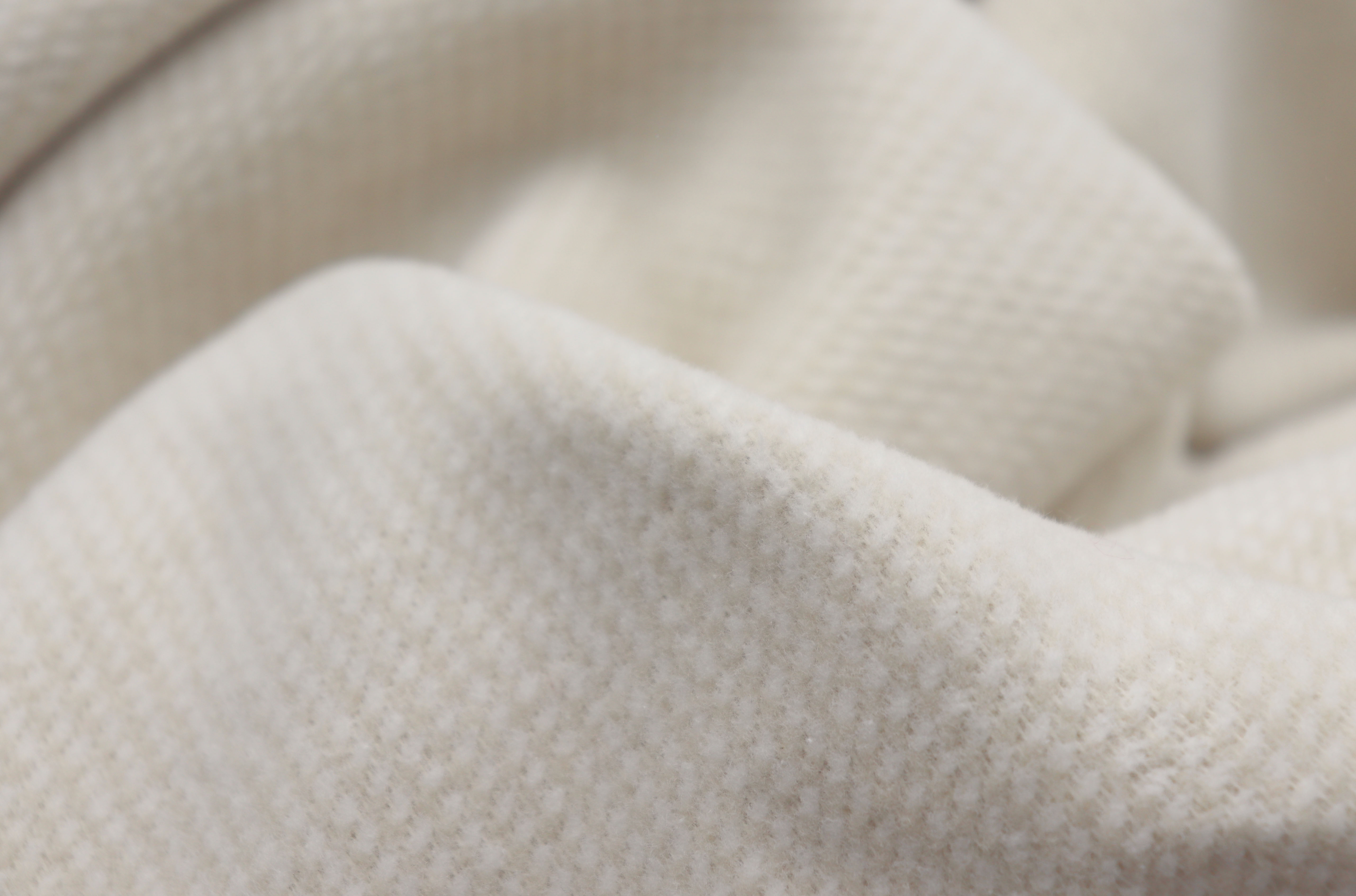 Wohn- und Kuscheldecke "Pearl" Baumwolldecke "Cotton Comfort" mit feinem Muster in beige in 150x200 cm - Detailaufnahme Flor