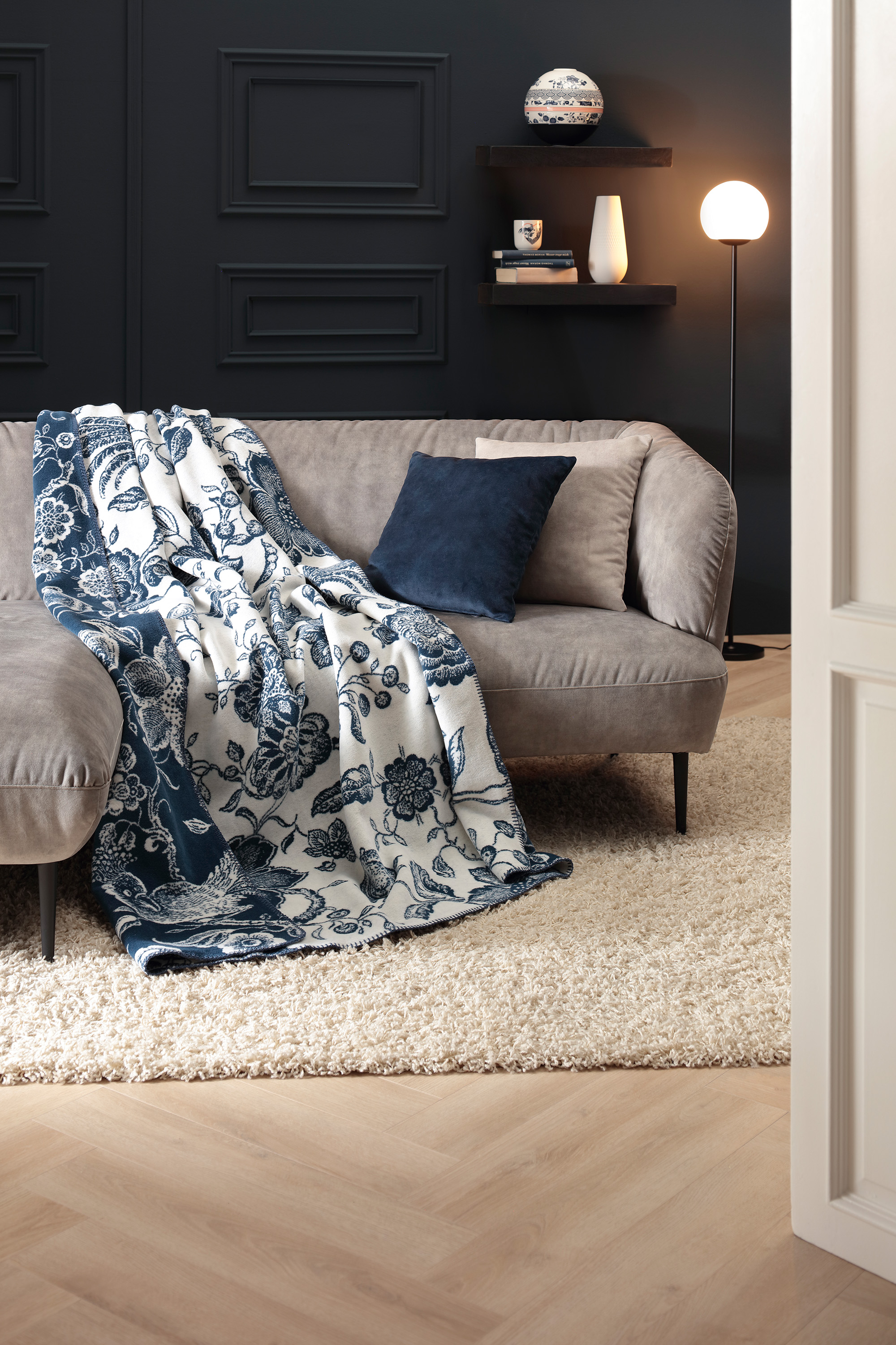 Villeroy & Boch Wohndecke "Paradiso" Wohndecke Villeroy & Boch Paradiso Navy Peony Milieubild Hochformat