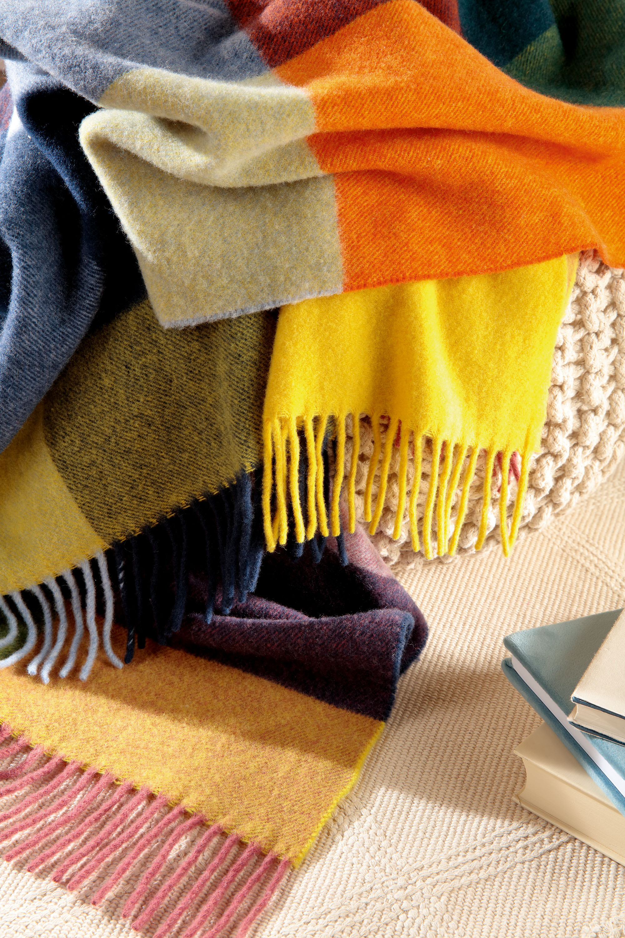 Plaid Vibrant Square aus Merinowolle Milieubild auf Teppich