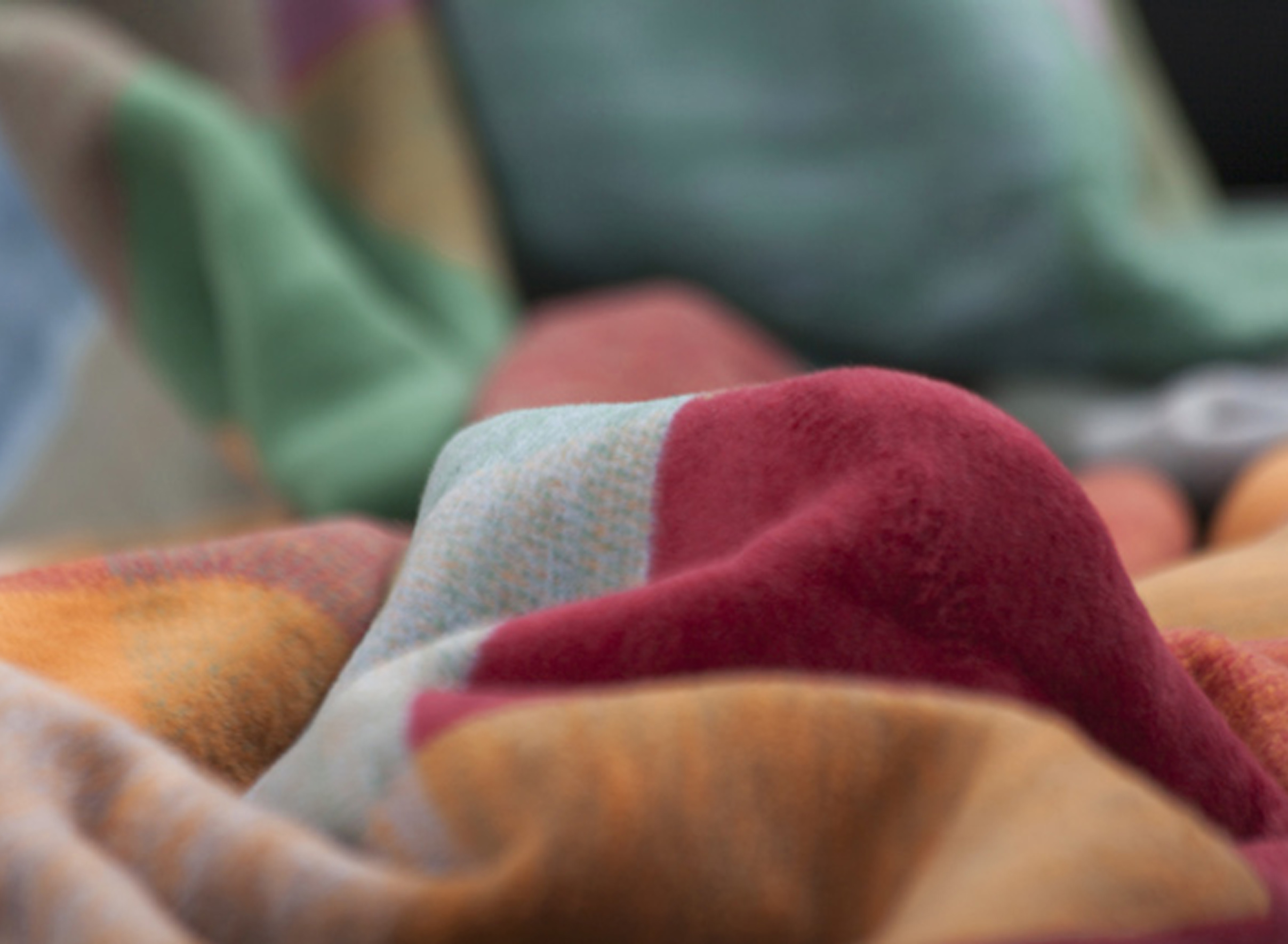 Wohn- und Kuscheldecke "Colour Woven" Bunt karierte Kuscheldecke aus 100% Baumwolle "Colour Woven" - Detailaufnahme Flor
