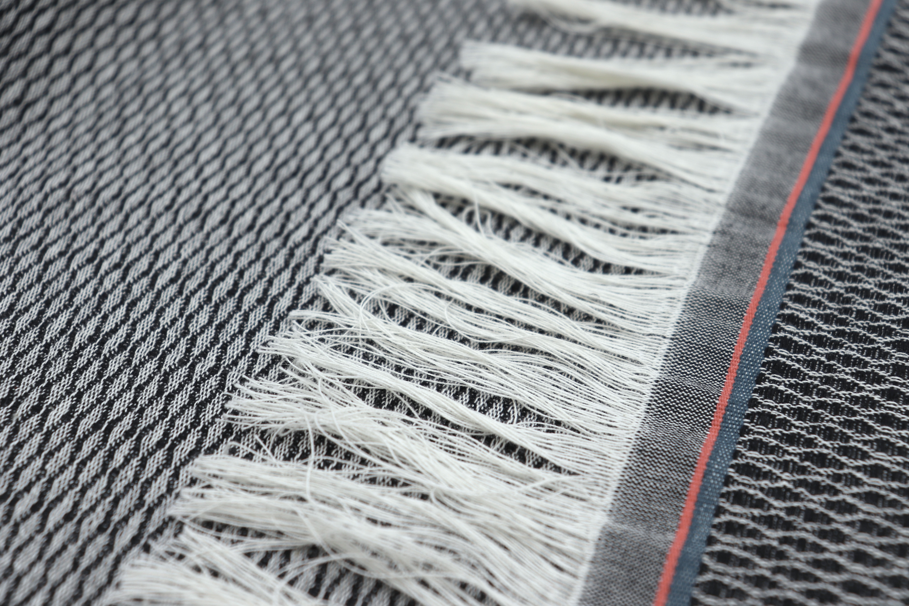 leichtes Baumwollplaid "lines grey" in 130x170 cm in anthrazit - Detailaufnahme Fransen